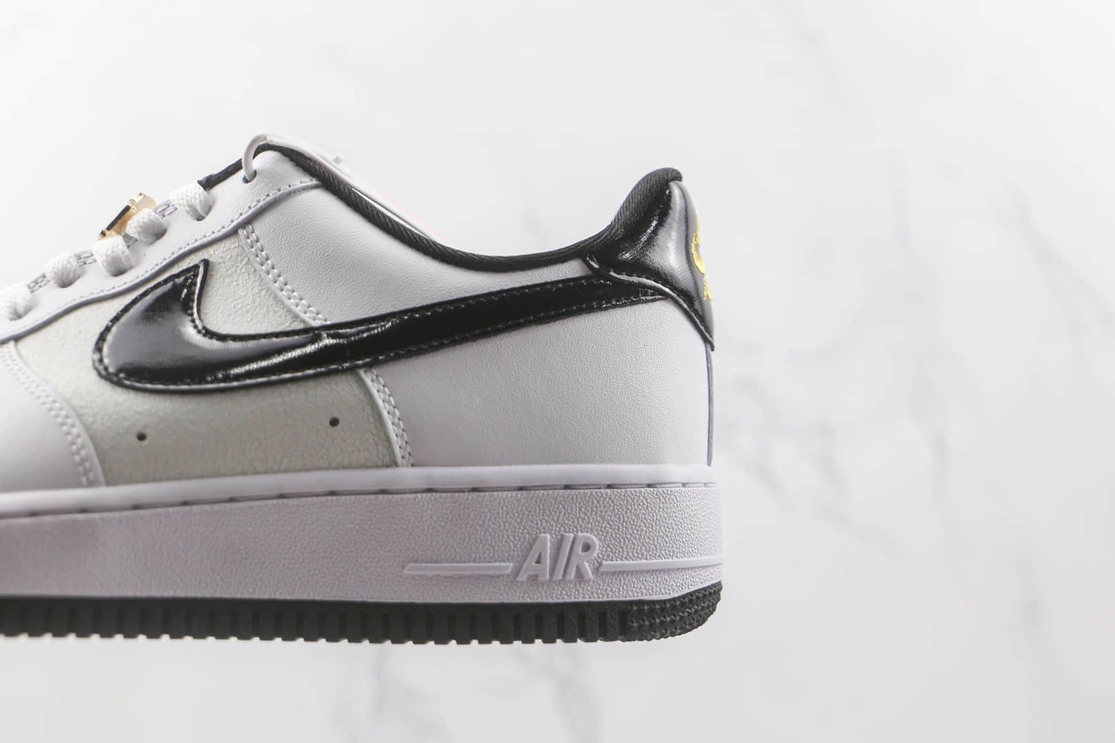 耐克Nike Air Force 1’07 Low纯原版本低帮空军一号白色漆皮黑勾板鞋内置气垫 货号:DQ0300-100