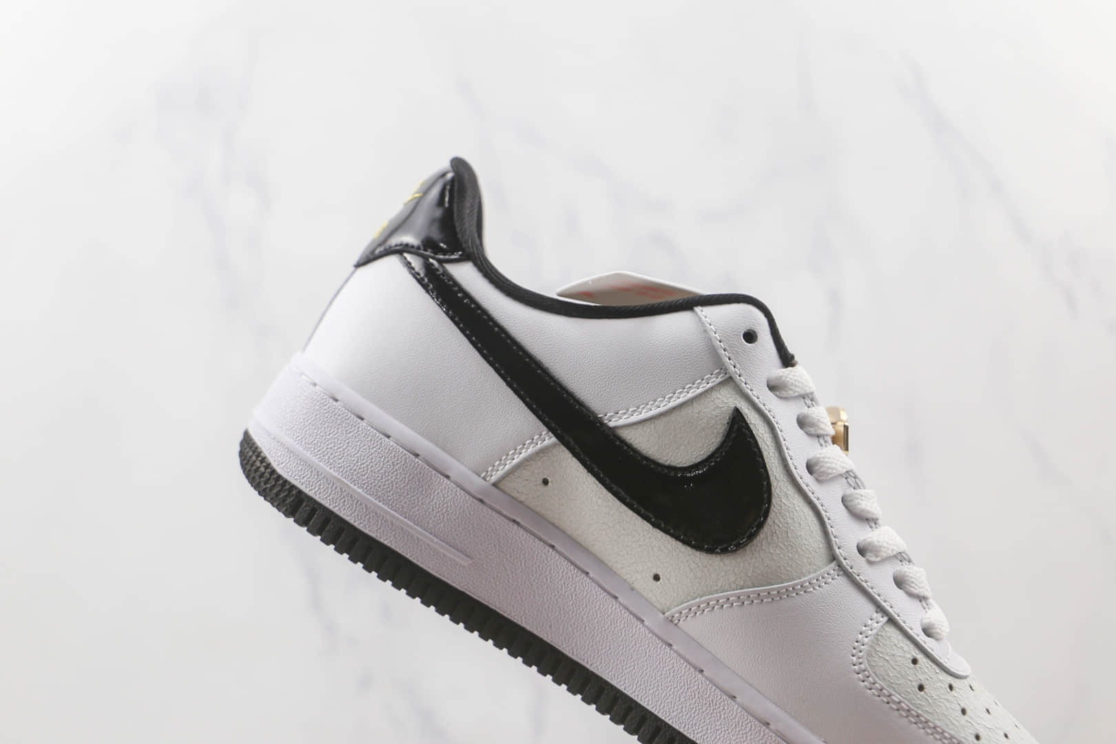 耐克Nike Air Force 1’07 Low纯原版本低帮空军一号白色漆皮黑勾板鞋内置气垫 货号:DQ0300-100