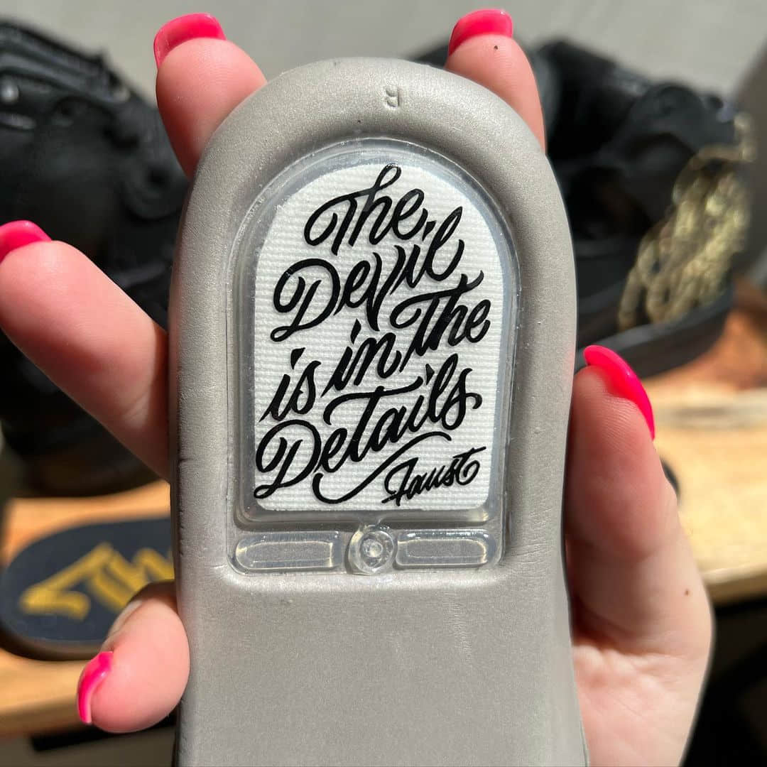 狂野涂鸦刺绣！全新FAUST x Nike SB Dunk Hi细节释出！ 货号：DH7755-001