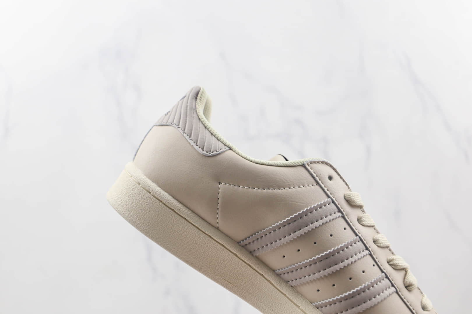 阿迪达斯Adidas Originals SUPERSTAR纯原版本三叶草贝壳头浅灰色板鞋原楦头纸板打造 货号:GW4437