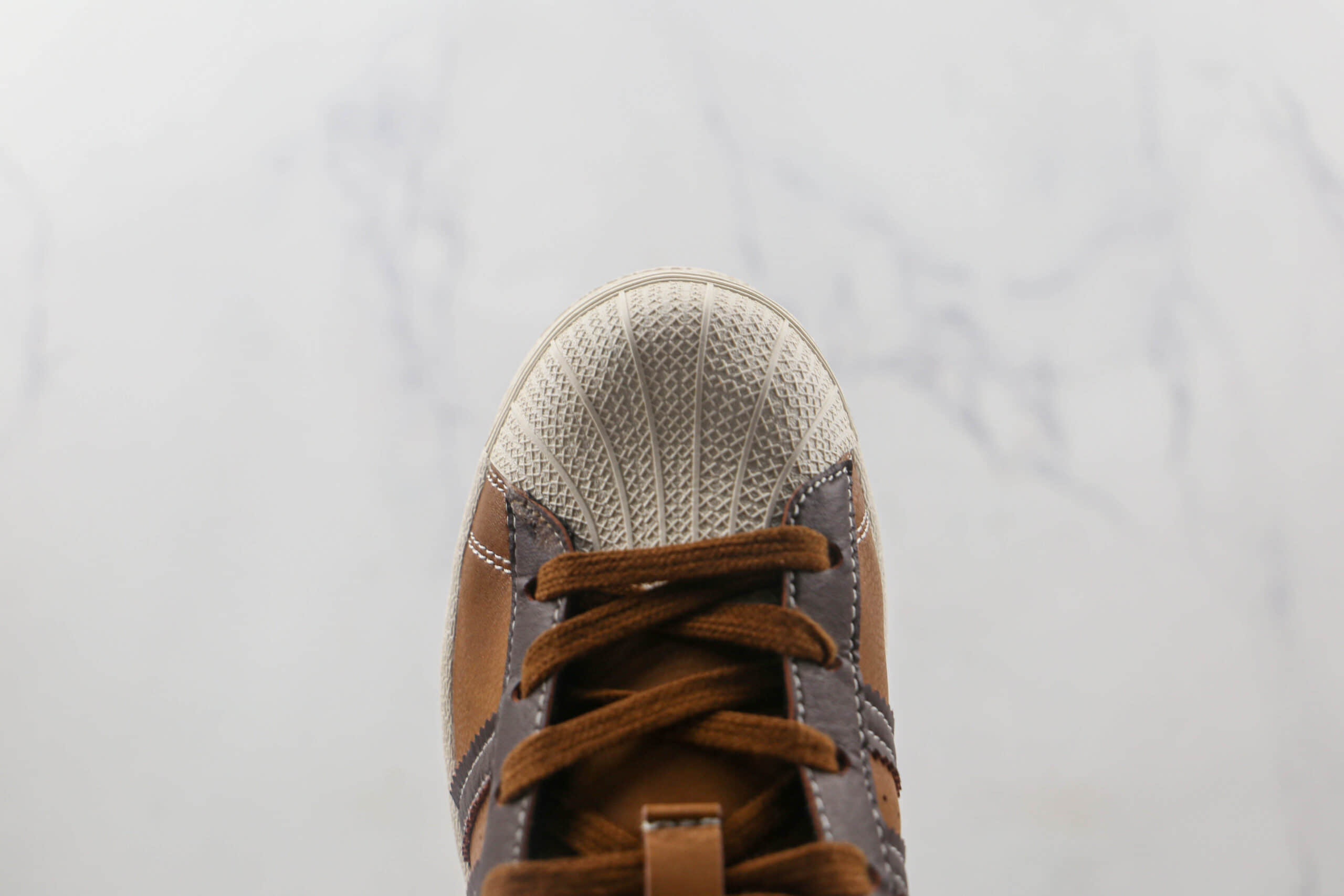 阿迪达斯adidas originals Superstar纯原版本三叶草贝壳头深咖啡色板鞋原楦头纸板打造 货号:GW4438