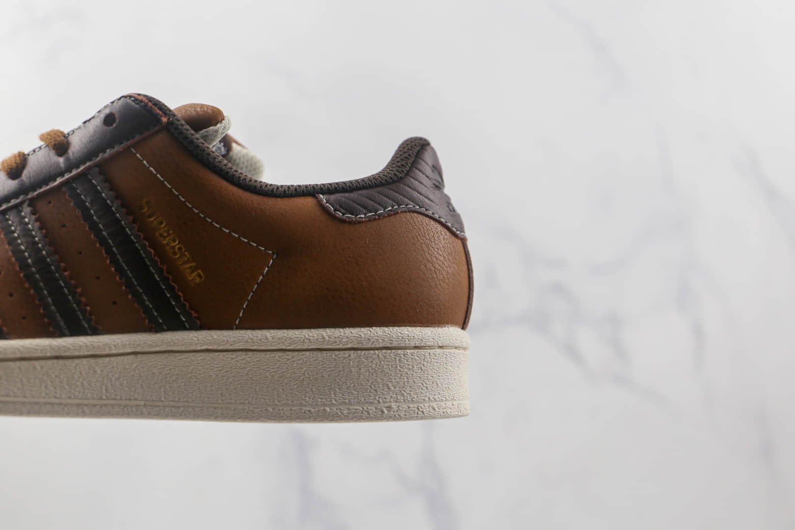 阿迪达斯adidas originals Superstar纯原版本三叶草贝壳头深咖啡色板鞋原楦头纸板打造 货号:GW4438