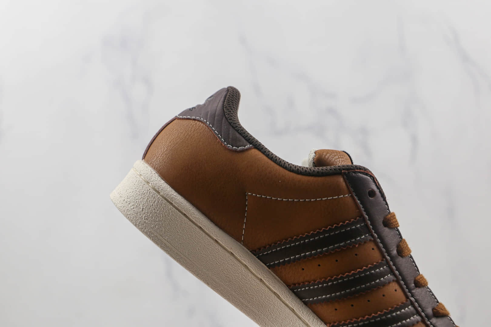 阿迪达斯adidas originals Superstar纯原版本三叶草贝壳头深咖啡色板鞋原楦头纸板打造 货号:GW4438