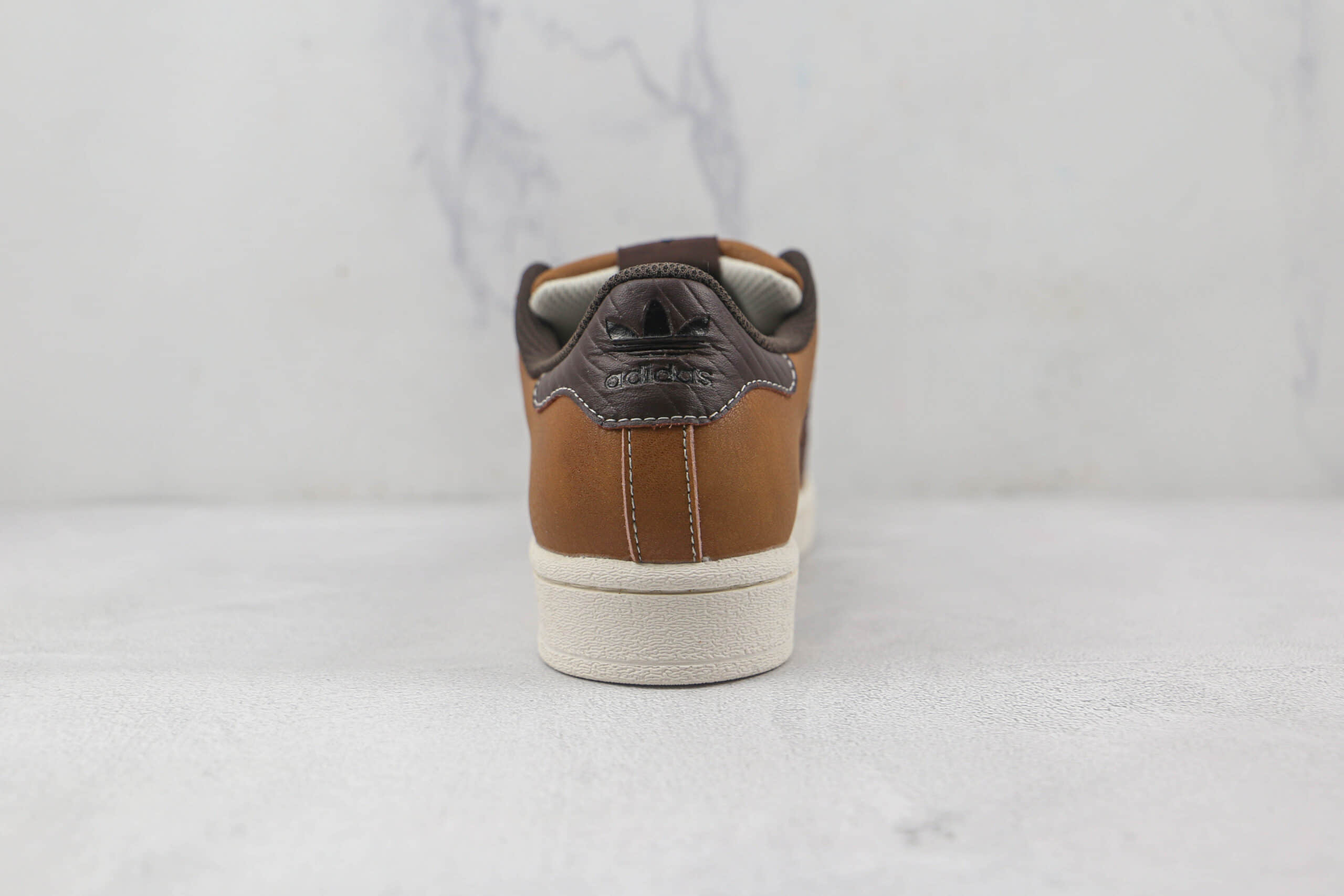 阿迪达斯adidas originals Superstar纯原版本三叶草贝壳头深咖啡色板鞋原楦头纸板打造 货号:GW4438