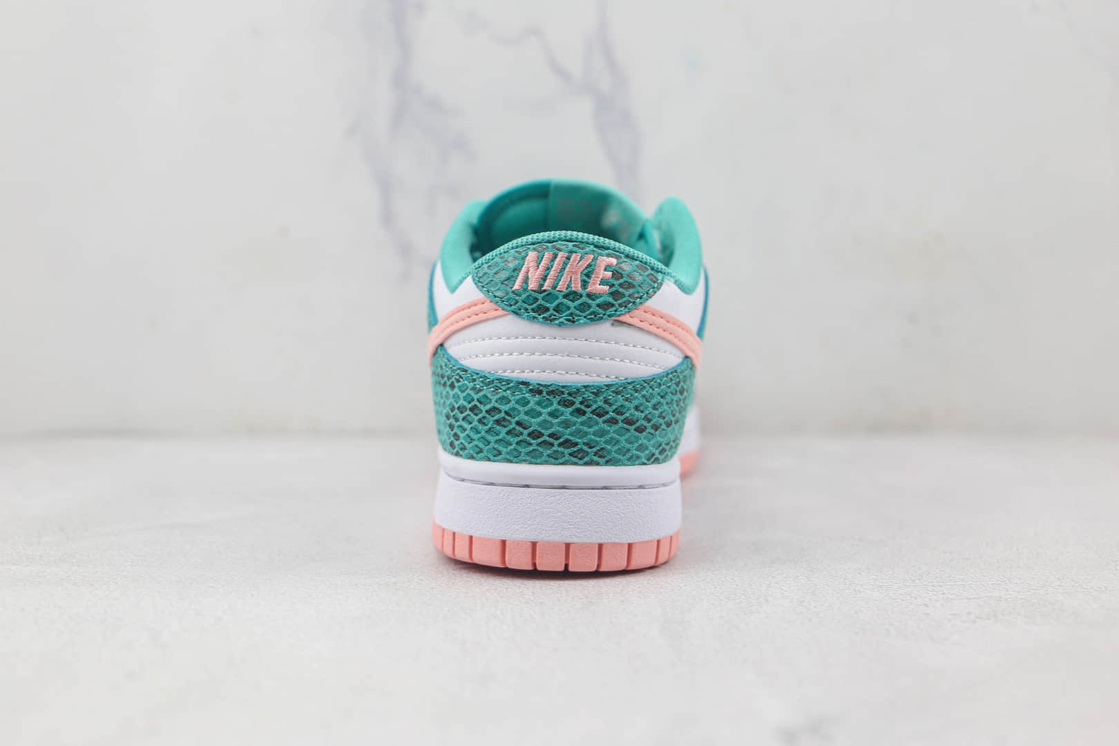 耐克Nike SB Zoom Dunk Low莆田纯原复刻天花板SB DUNK白绿蛇纹粉钩板鞋内置气垫 货号：DR8577-300