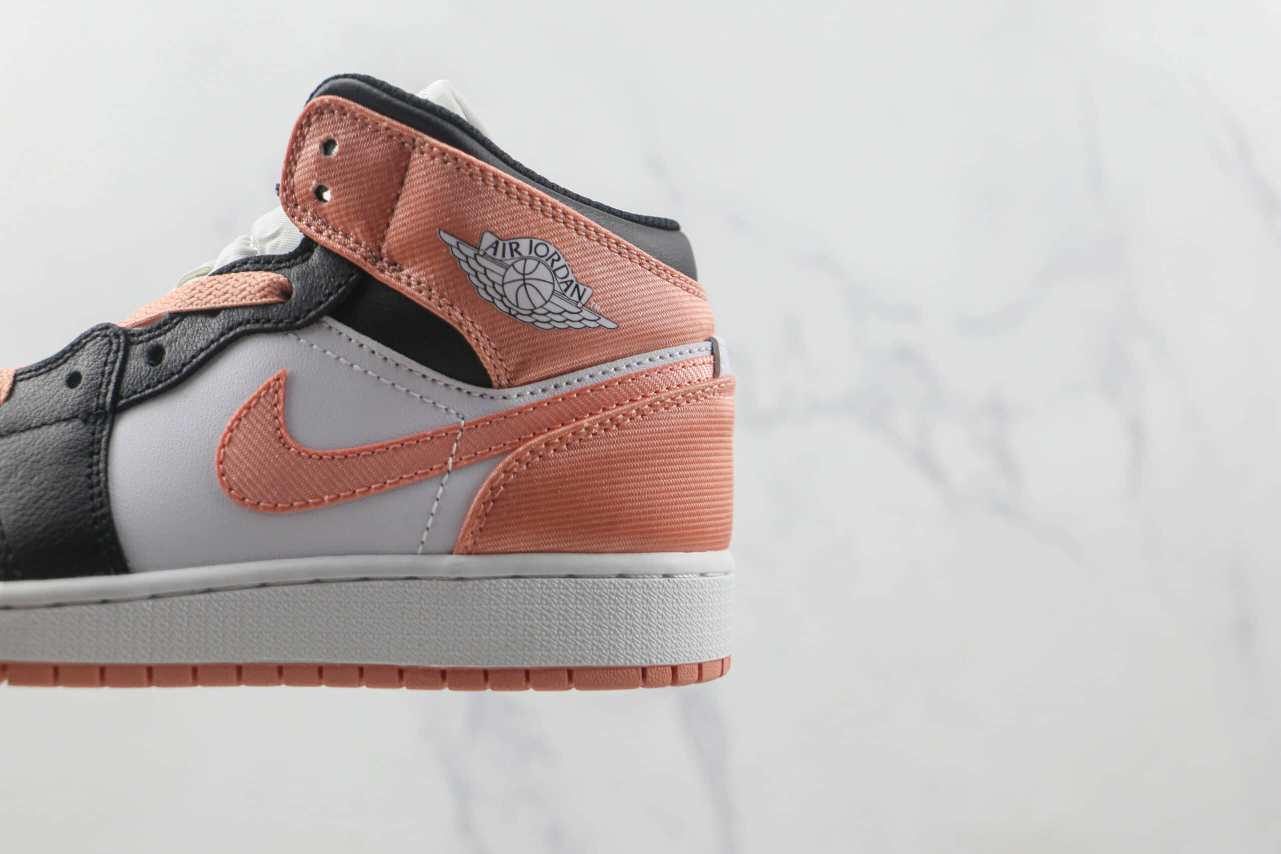 乔丹Air Jordan 1 Mid SE天花板纯原复刻中帮AJ1白粉丝绸篮球鞋原楦头纸板打造 货号:DM9077-108