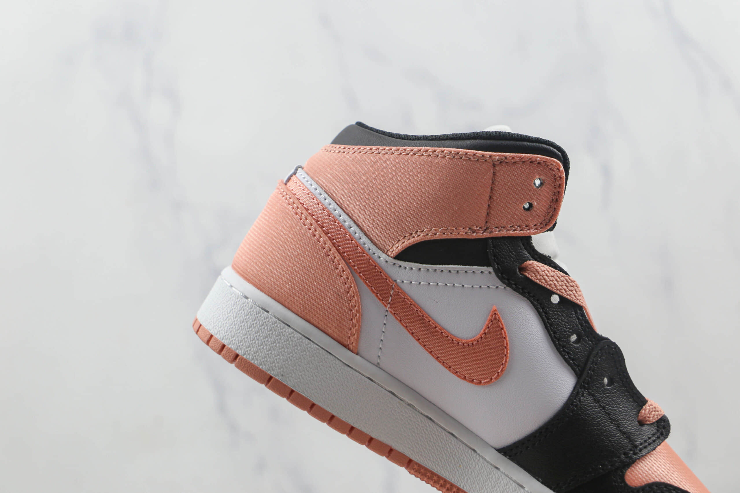 乔丹Air Jordan 1 Mid SE天花板纯原复刻中帮AJ1白粉丝绸篮球鞋原楦头纸板打造 货号:DM9077-108