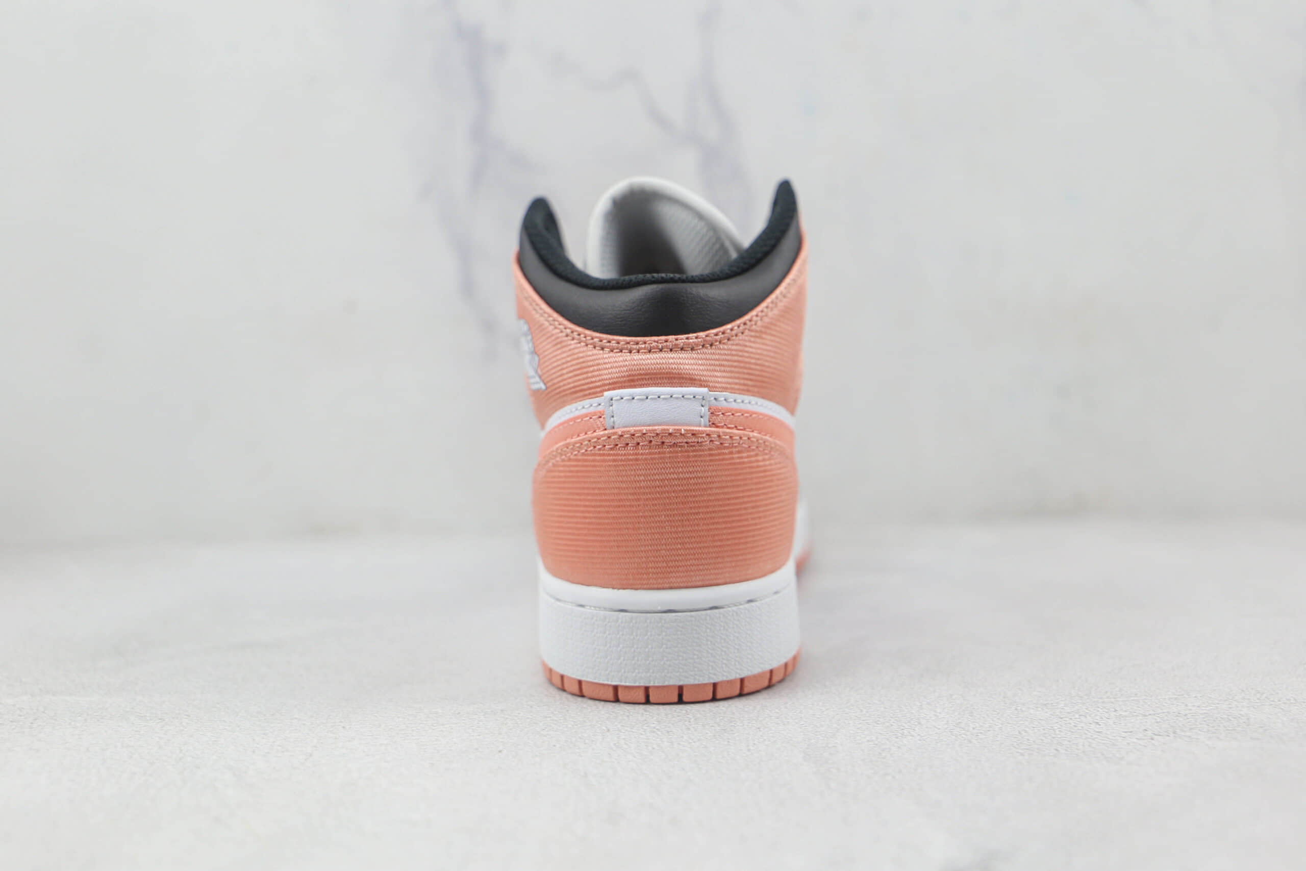 乔丹Air Jordan 1 Mid SE天花板纯原复刻中帮AJ1白粉丝绸篮球鞋原楦头纸板打造 货号:DM9077-108