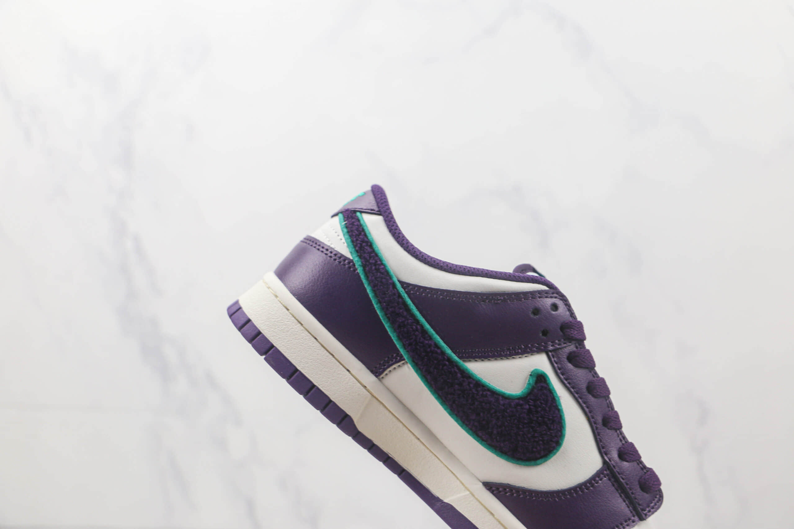 耐克Nike SB Dunk Low Chenille Swoosh莆田天花板低帮sb dunk雪尼尔白紫色板鞋原鞋开模 货号：DQ7683-100