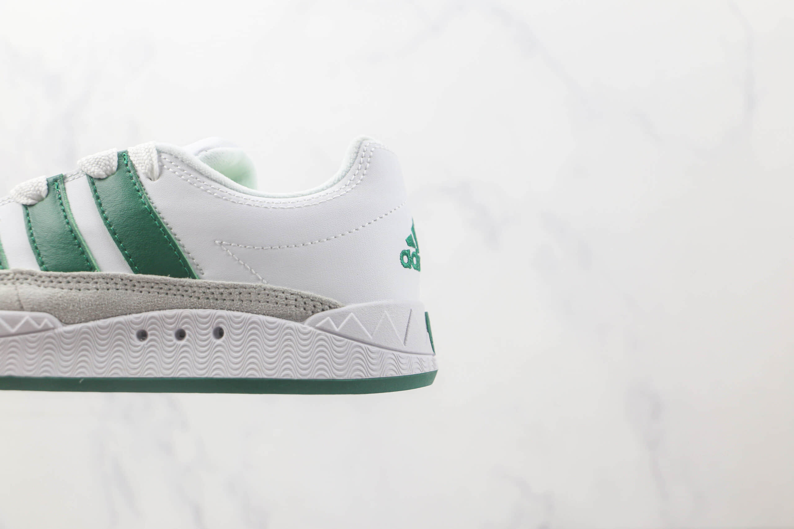 阿迪达斯Adidas ADIMATIC纯原版本低帮白绿色复古板鞋 阿迪达斯三叶草麂皮板鞋 货号：DB2912