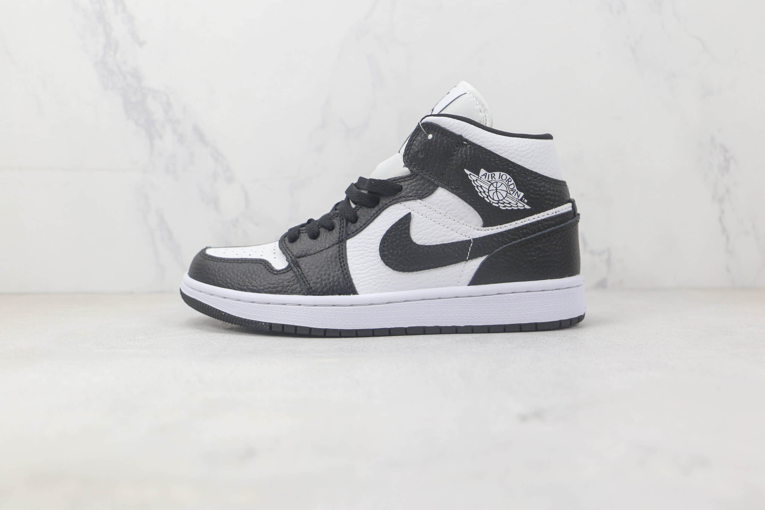 乔丹Air Jordan 1 Mid纯原版本中帮AJ1黑白熊猫阴阳配色板鞋 乔丹AJ1天花板OG工厂 货号：DR0501-101