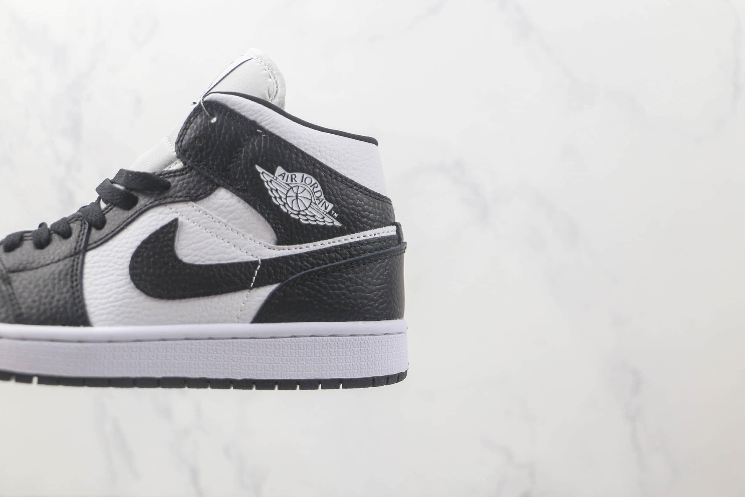 乔丹Air Jordan 1 Mid纯原版本中帮AJ1黑白熊猫阴阳配色板鞋 乔丹AJ1天花板OG工厂 货号：DR0501-101