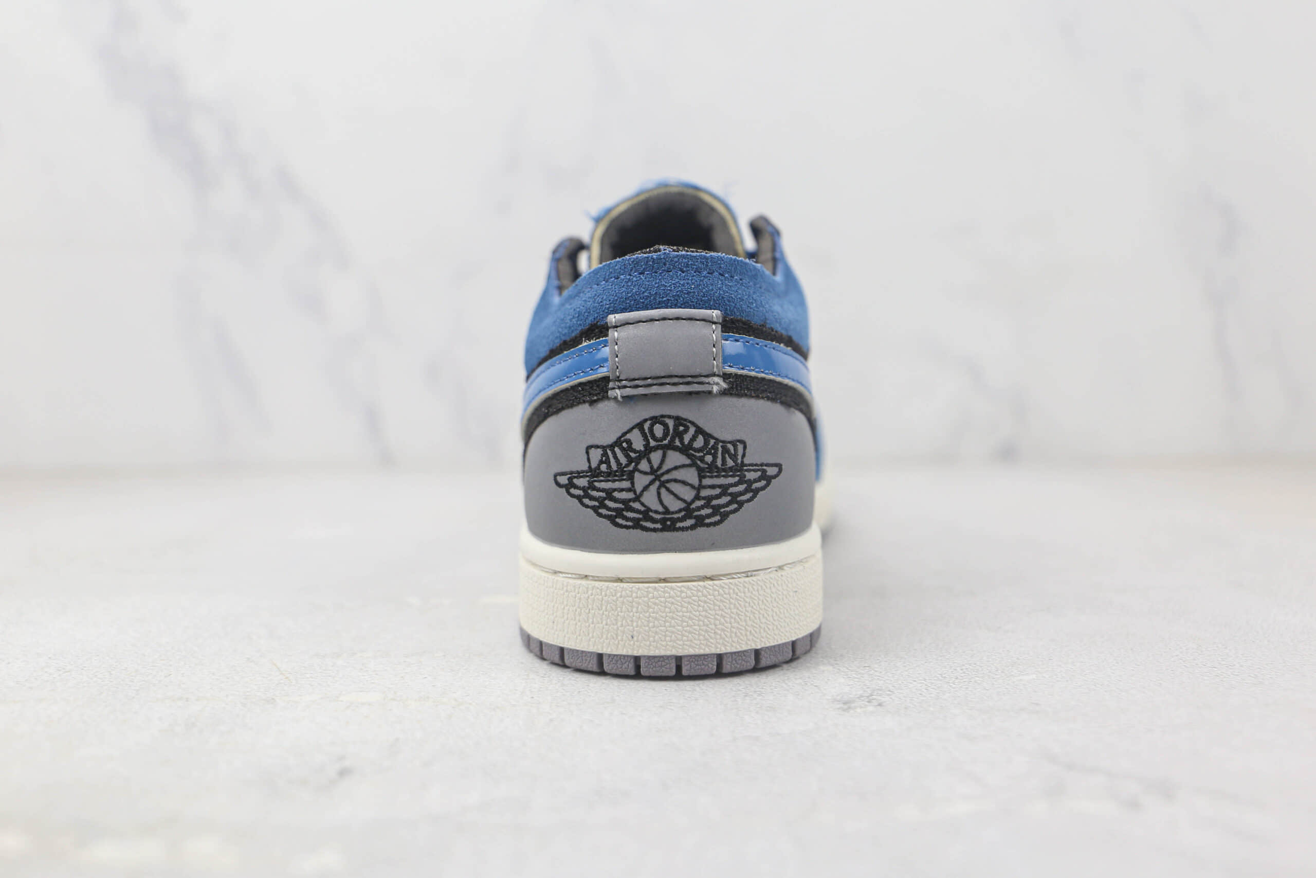 乔丹Air Jordan 1纯原版本低帮AJ1黑灰蓝色板鞋 莆田天花板AJ货源 货号：DR8867-400