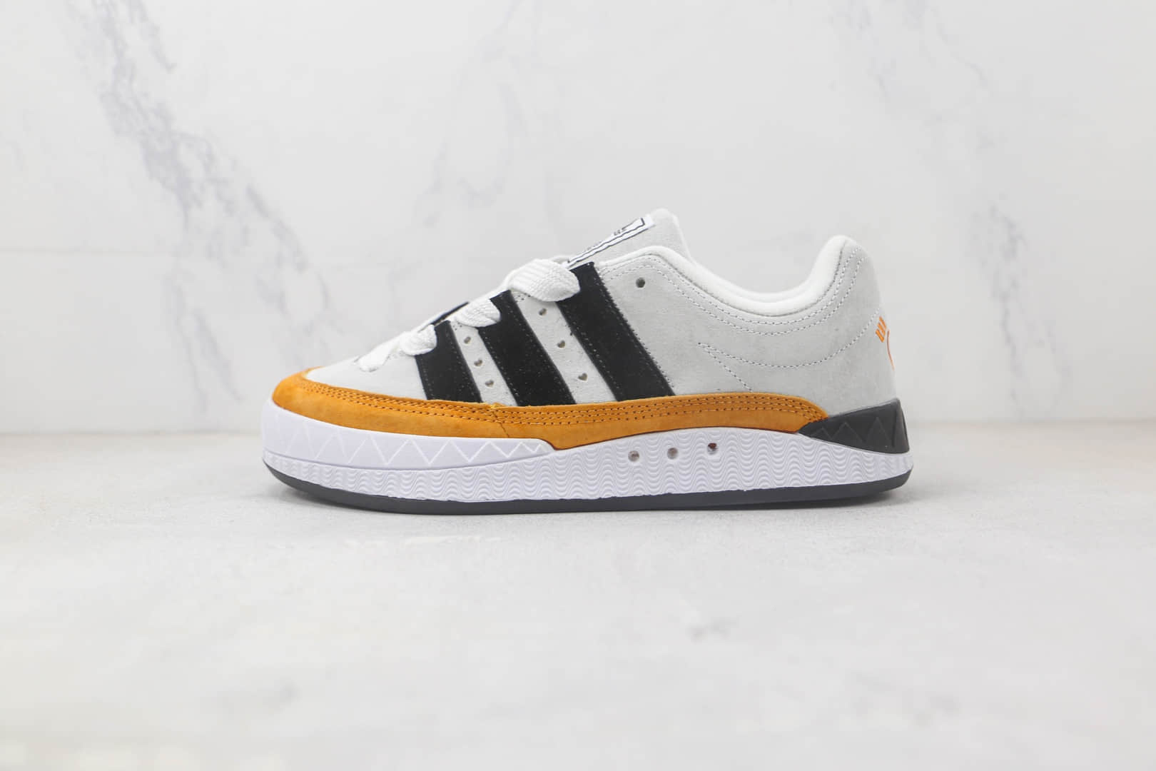 阿迪达斯Adidas ADIMATIC x HUMAN MADE联名款浅灰橙复古鲨鱼面包鞋 阿迪达斯复古校园板鞋 货号:HP9916