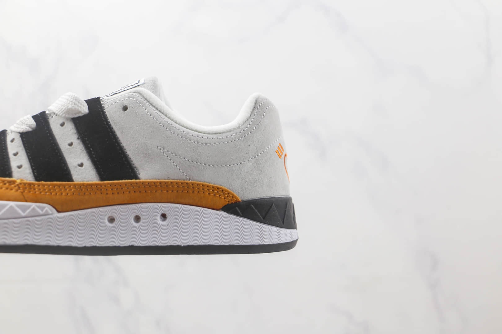 阿迪达斯Adidas ADIMATIC x HUMAN MADE联名款浅灰橙复古鲨鱼面包鞋 阿迪达斯复古校园板鞋 货号:HP9916