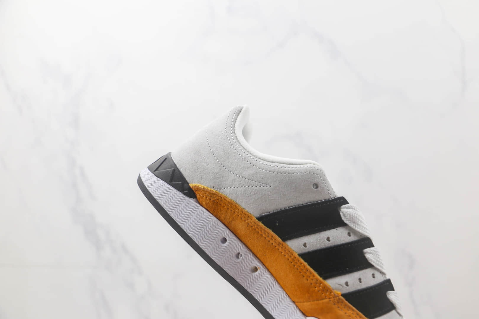 阿迪达斯Adidas ADIMATIC x HUMAN MADE联名款浅灰橙复古鲨鱼面包鞋 阿迪达斯复古校园板鞋 货号:HP9916