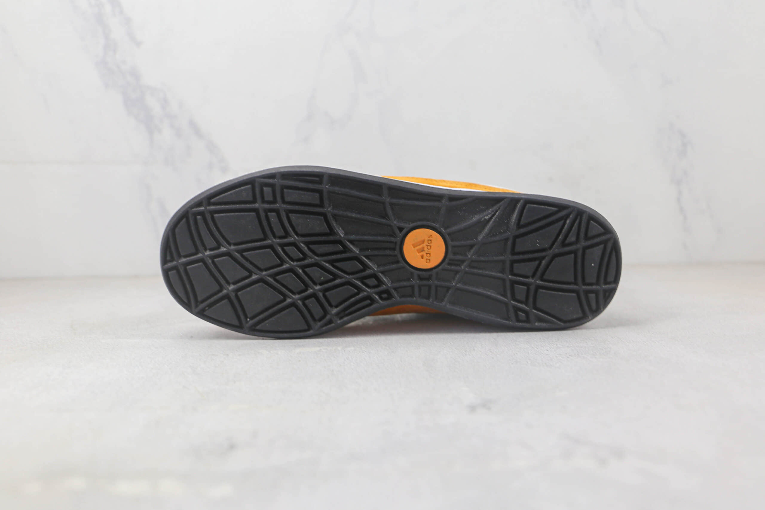 阿迪达斯Adidas ADIMATIC x HUMAN MADE联名款浅灰橙复古鲨鱼面包鞋 阿迪达斯复古校园板鞋 货号:HP9916