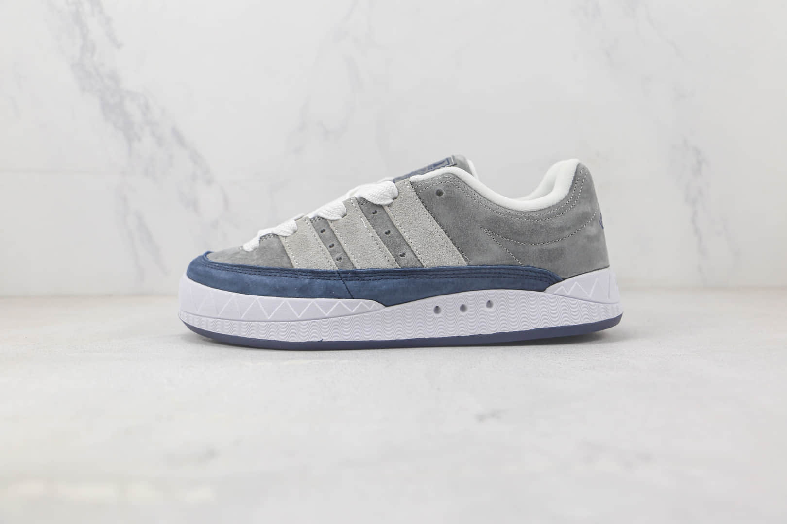 阿迪达斯Adidas Originals ADIMATIC纯原版本三叶草灰蓝色面包鞋 阿迪达斯三叶草系列板鞋 货号:HP9915
