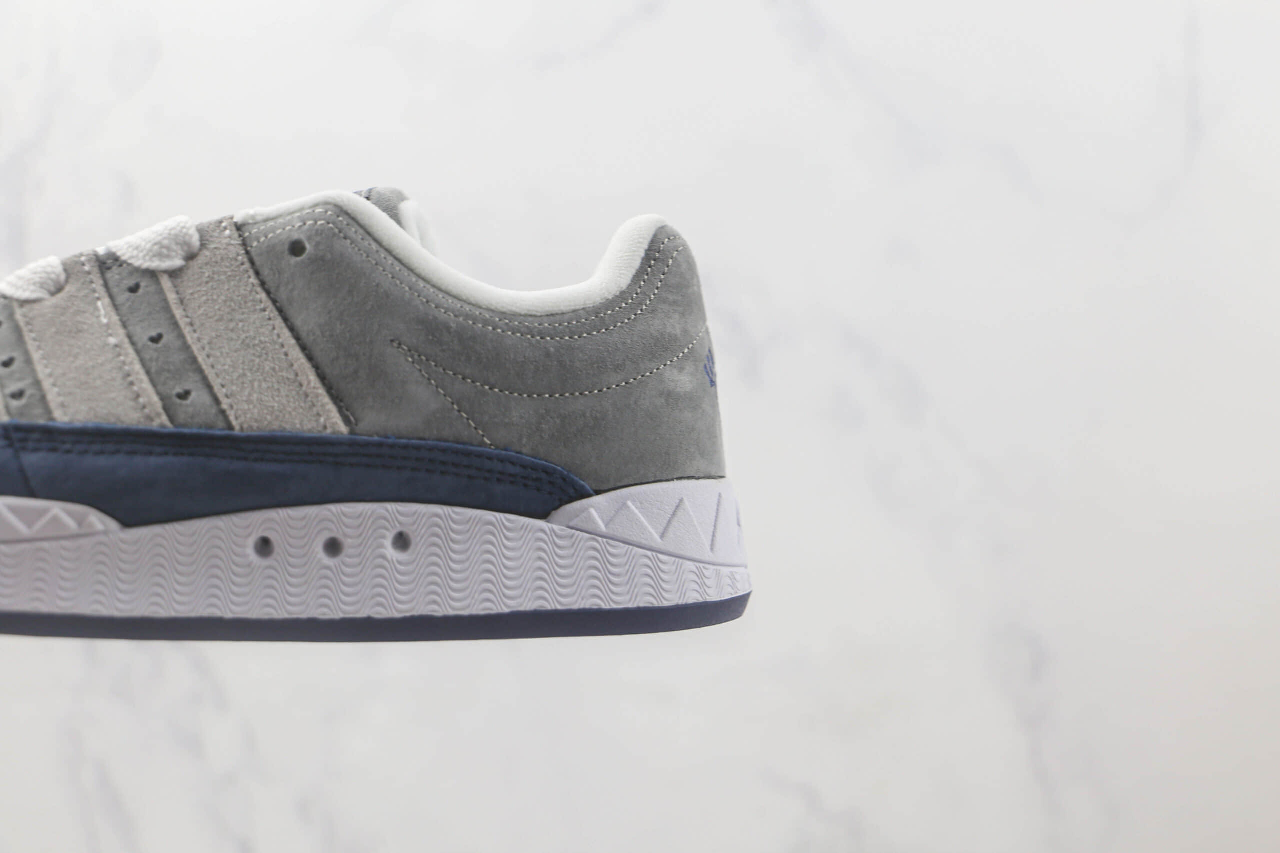 阿迪达斯Adidas Originals ADIMATIC纯原版本三叶草灰蓝色面包鞋 阿迪达斯三叶草系列板鞋 货号:HP9915