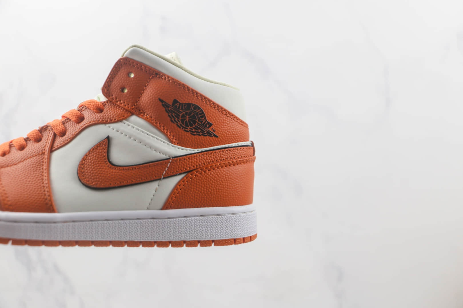 乔丹Air Jordan 1 Mid Retro纯原版本中帮AJ1拼接白橙色板鞋 莆田天花板AJ1系列 货号:DV1302-100