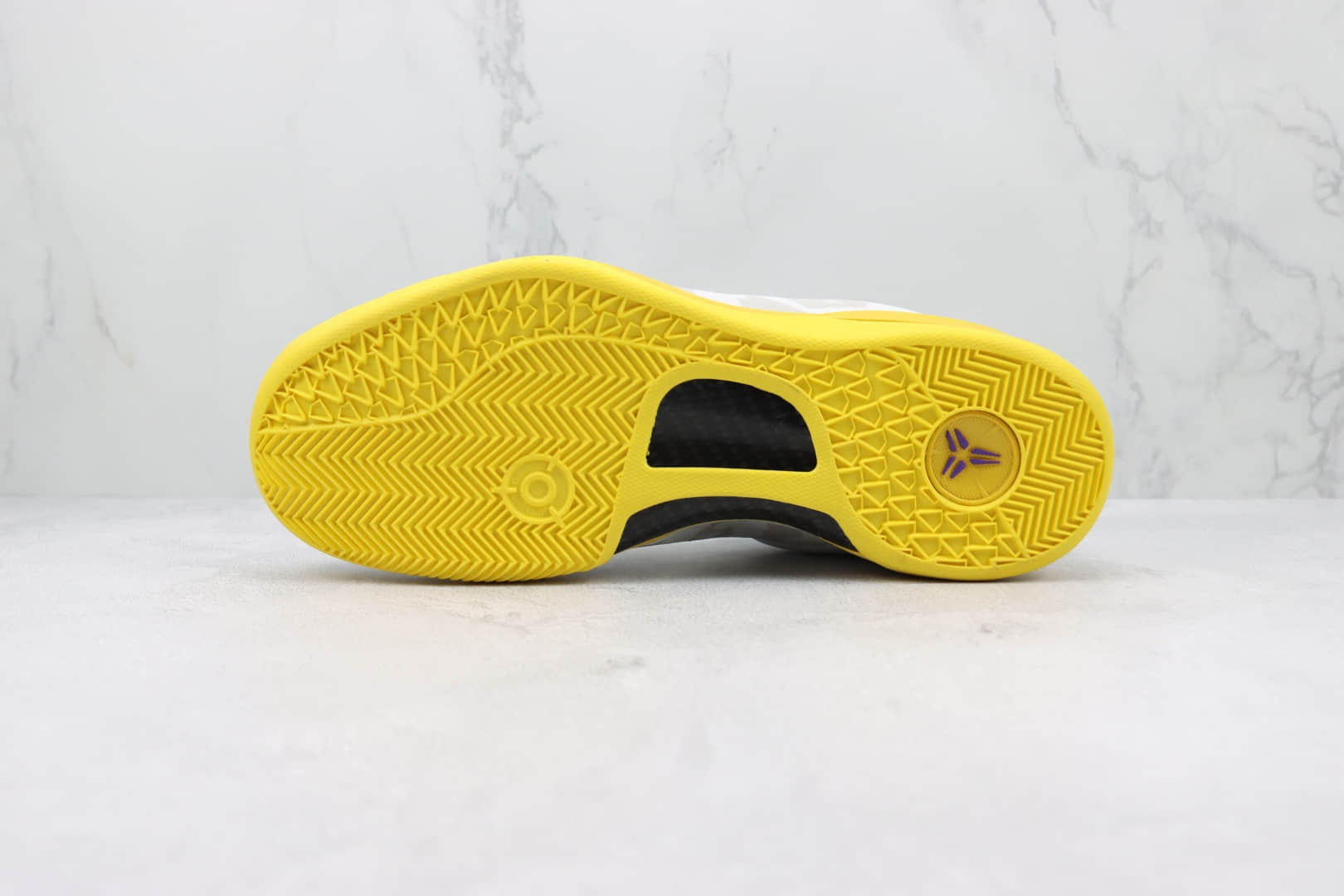 耐克NIKE Kobe 8 Low科比8代白黄紫色实战篮球鞋 莆田天花板科比球鞋 货号：555035-101