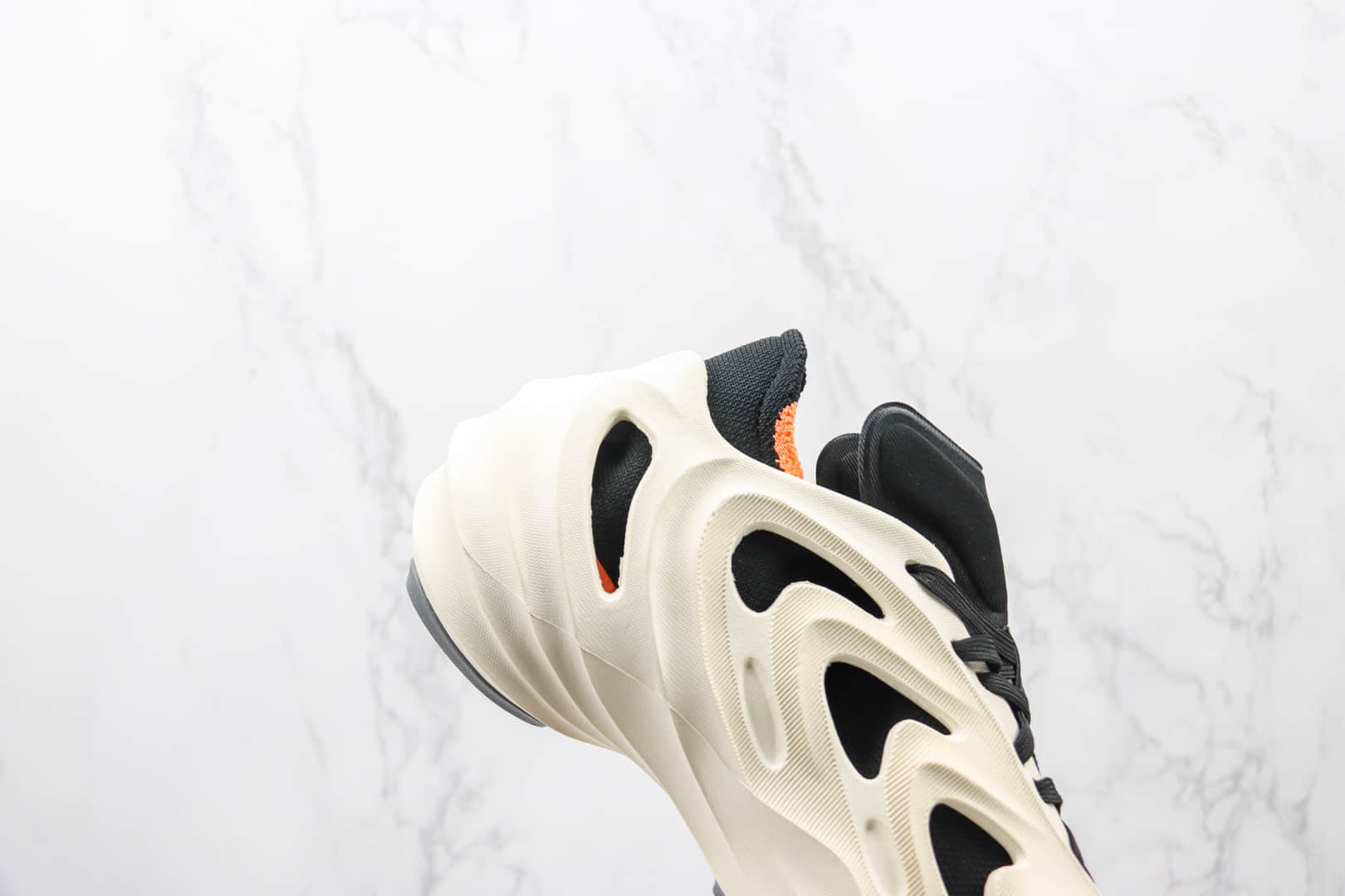 阿迪达斯Adidas adiFOM Q纯原版本骨骼鞋款白黑色复古跑鞋 莆田阿迪达斯系列跑鞋 货号:HP6282