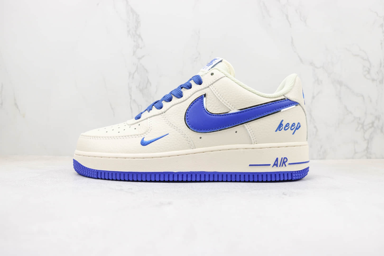 耐克Nike Air Force 1纯原版本低帮空军一号双勾白蓝色英文字母刺绣板鞋 莆田空军一号板鞋货源 货号:BM1996-077