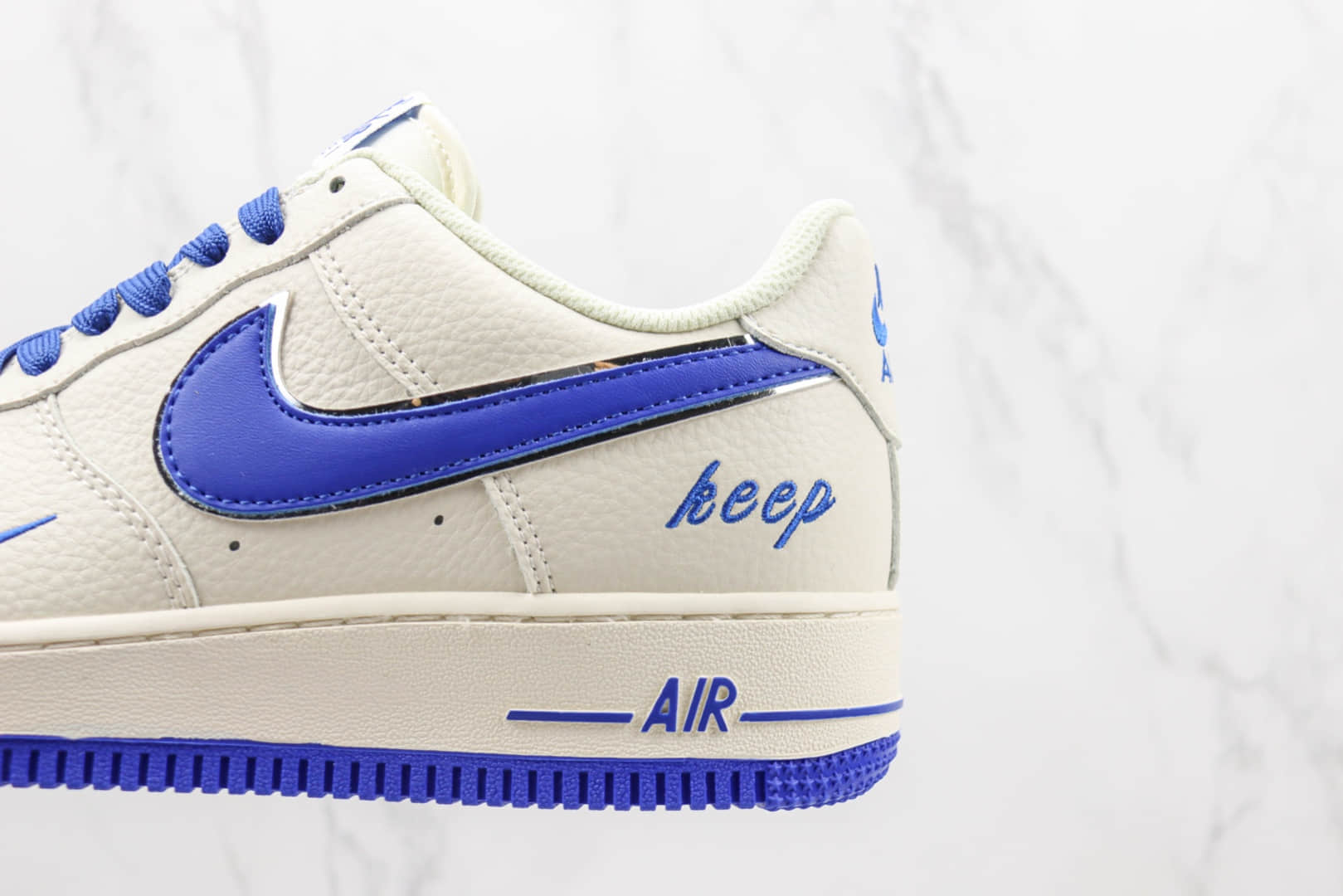 耐克Nike Air Force 1纯原版本低帮空军一号双勾白蓝色英文字母刺绣板鞋 莆田空军一号板鞋货源 货号:BM1996-077