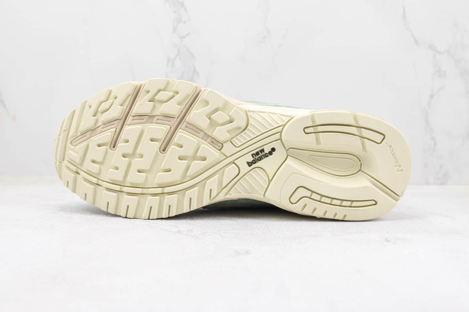 新百伦New Balance 993纯原版本Kith联名千草绿色开心果NB993复古慢跑鞋 莆田NB系列复古老爹鞋 货号:MR993KH1