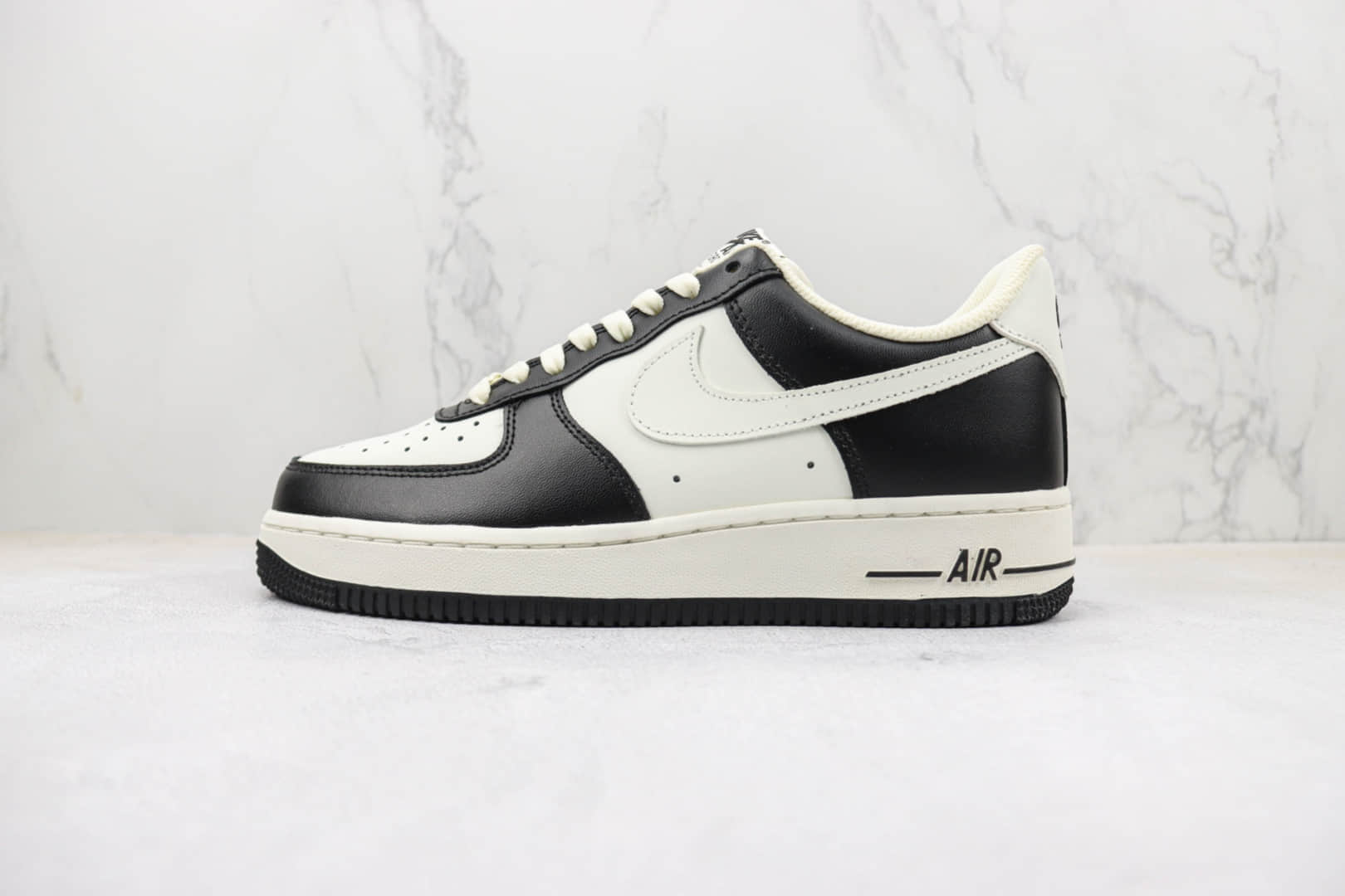 耐克Nike Air Force 1纯原版本空军一号黑白熊猫配色板鞋 莆田天花板空军一号系列板鞋 货号:FG5969-806