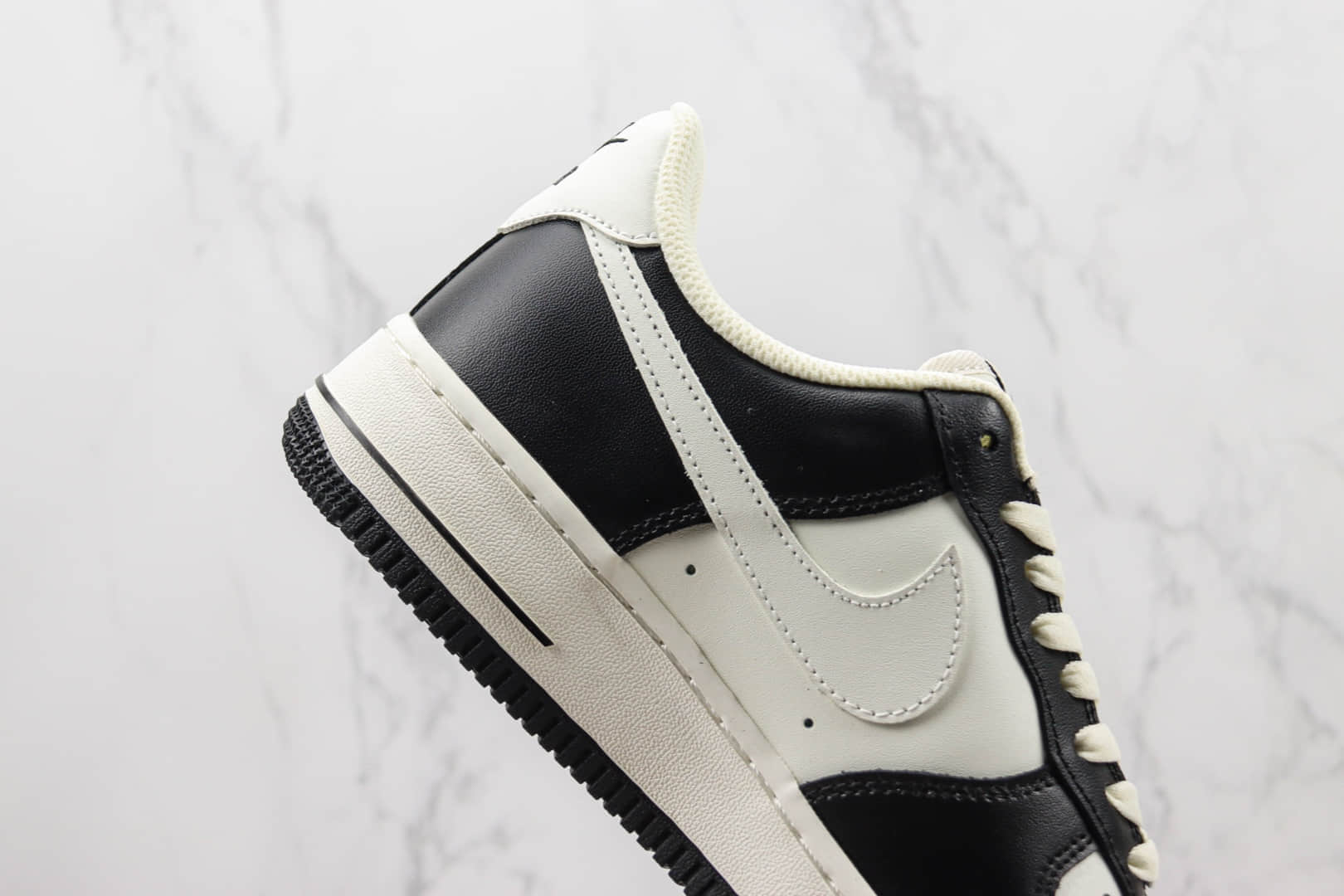 耐克Nike Air Force 1纯原版本空军一号黑白熊猫配色板鞋 莆田天花板空军一号系列板鞋 货号:FG5969-806