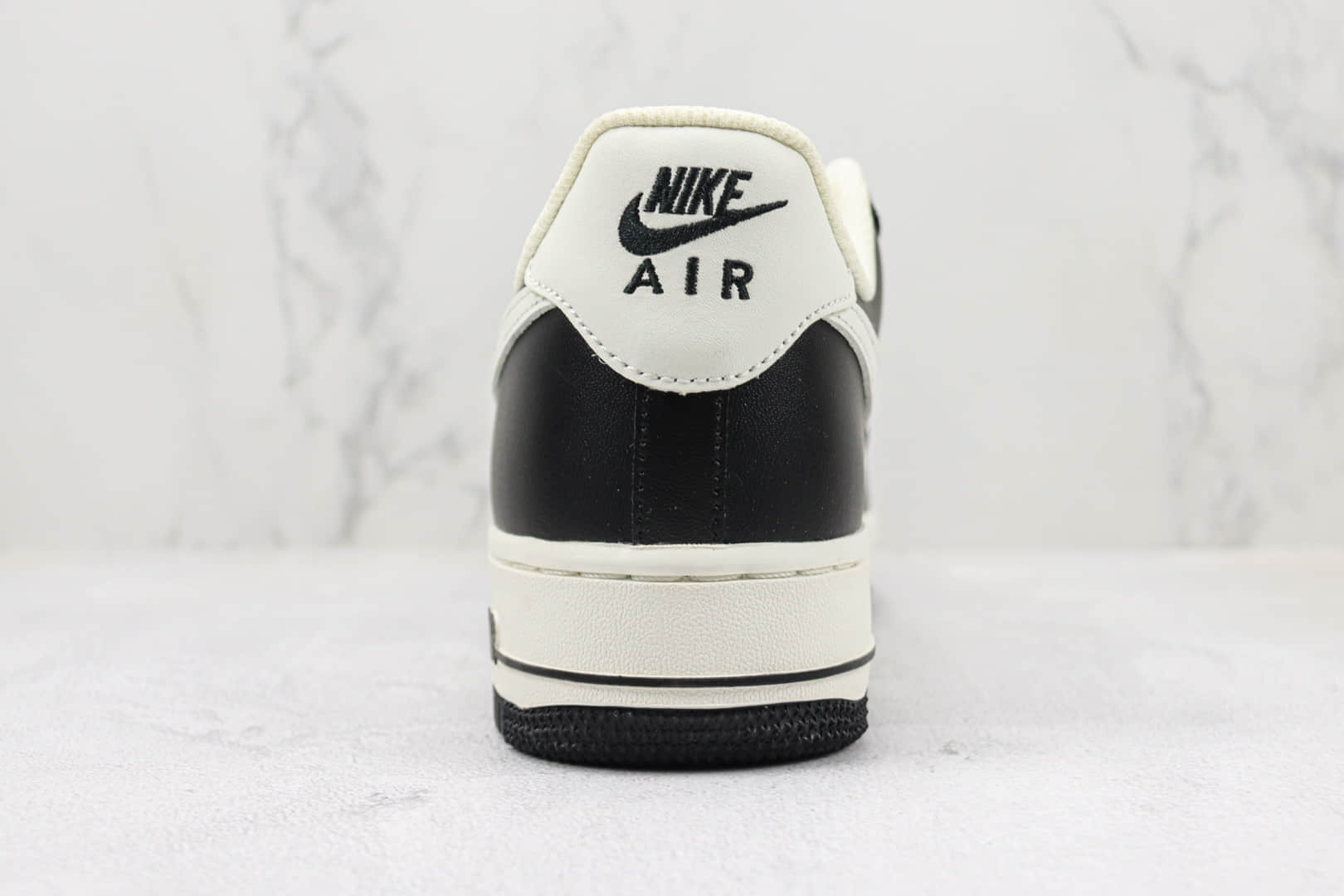 耐克Nike Air Force 1纯原版本空军一号黑白熊猫配色板鞋 莆田天花板空军一号系列板鞋 货号:FG5969-806