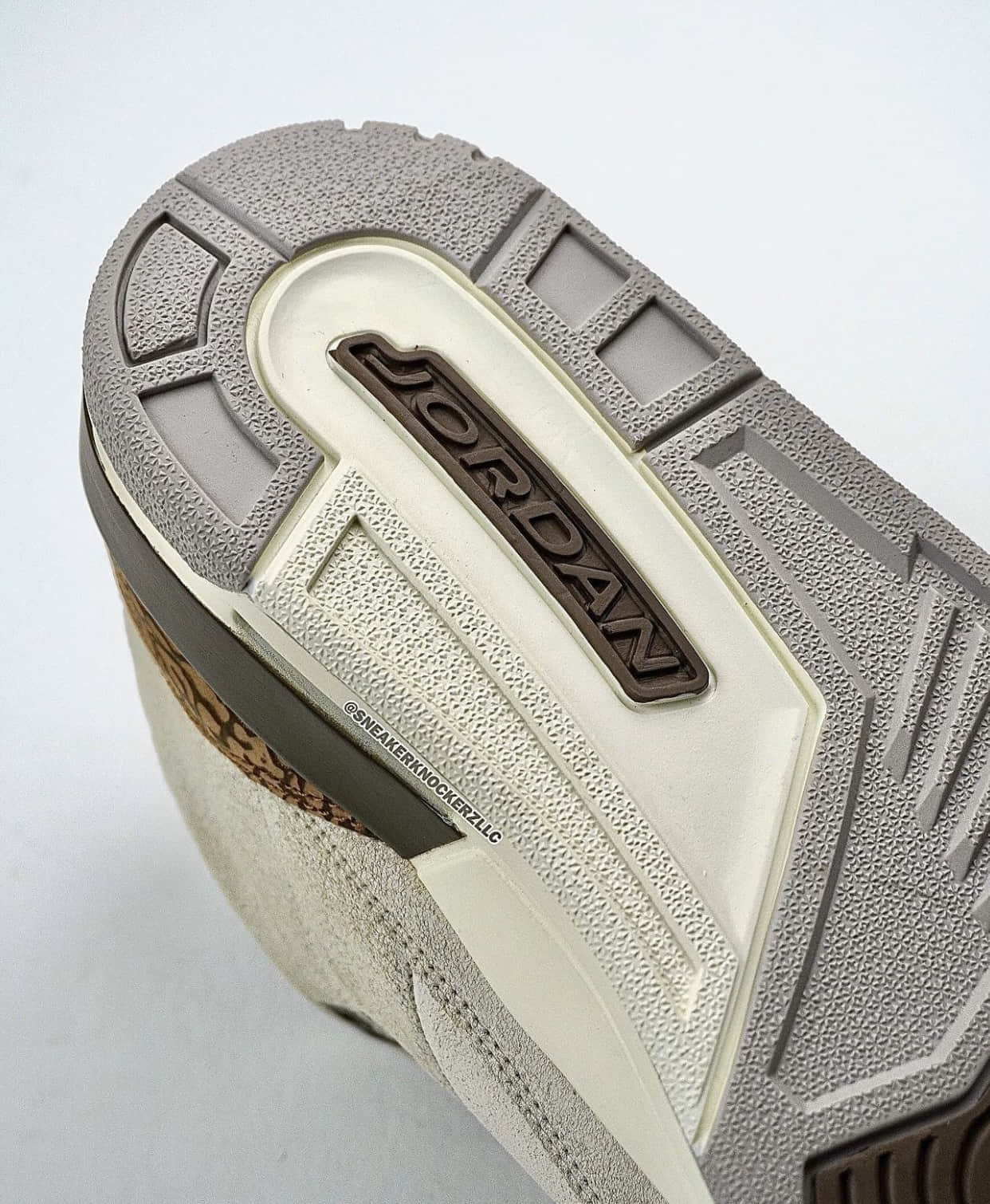 全新配色AJ3实物细节曝光！8月19日发售！ 货号：CT8532-102