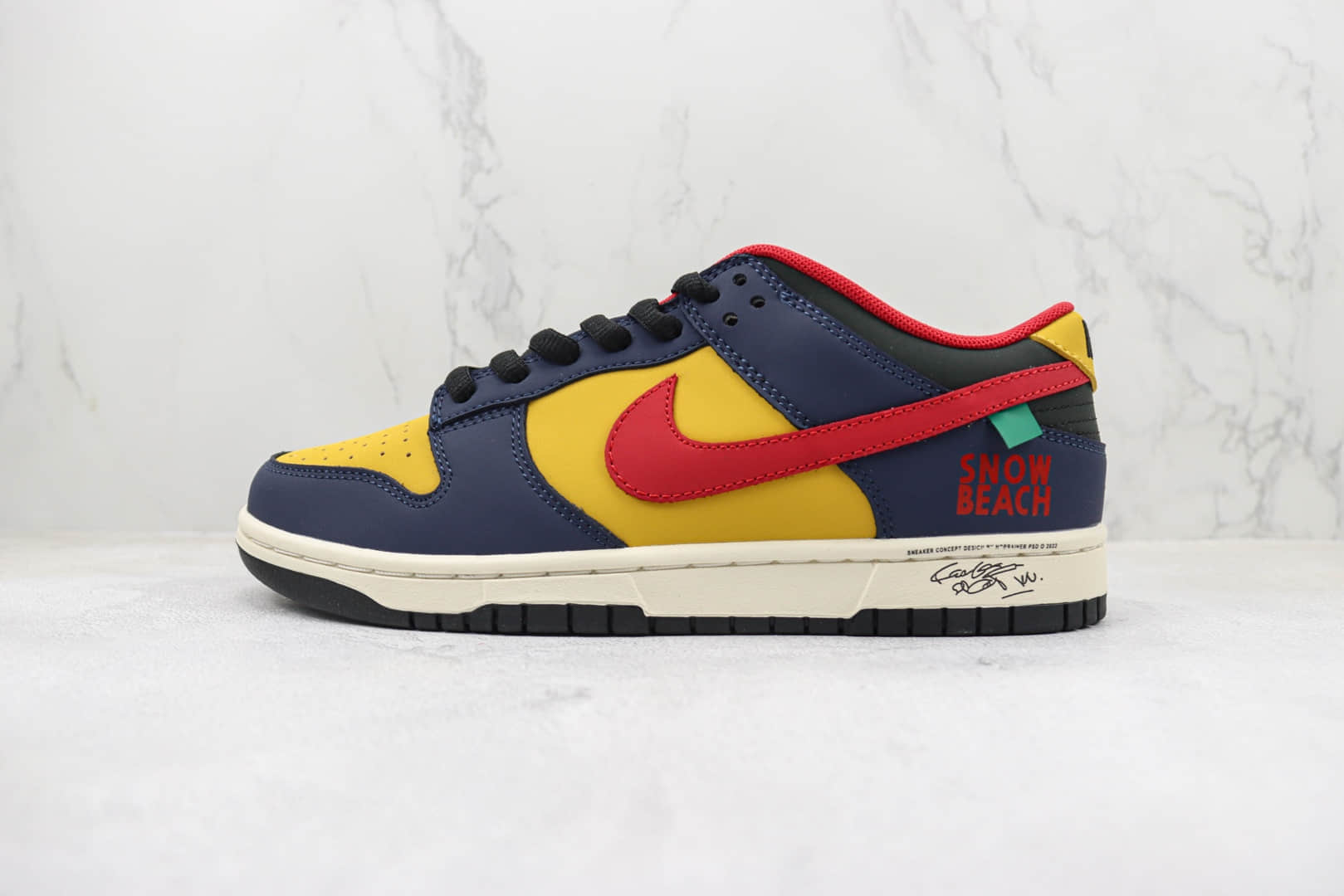 耐克NIKE SB Dunk Low大友克洋联名款纯原版本低帮SB DUNK蓝黄红勾英文印花雪地沙滩配色板鞋 莆田天花板DUNK系列 货号：KK6388-639