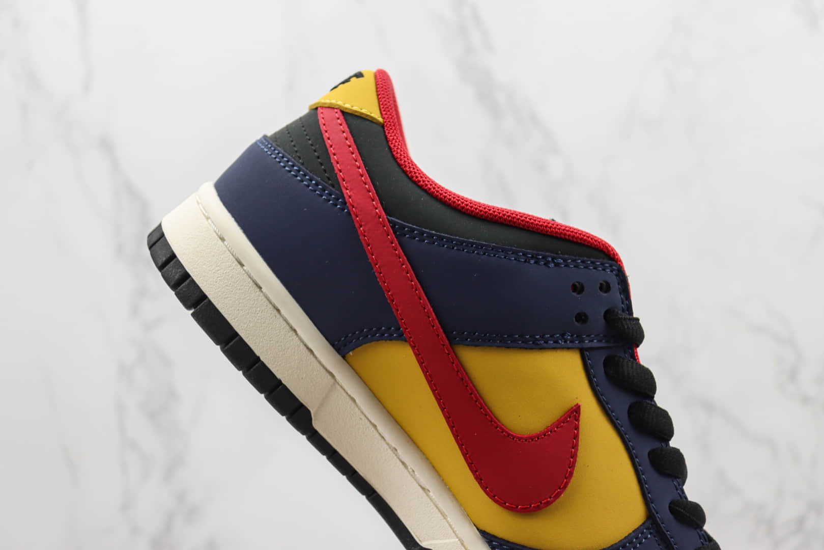 耐克NIKE SB Dunk Low大友克洋联名款纯原版本低帮SB DUNK蓝黄红勾英文印花雪地沙滩配色板鞋 莆田天花板DUNK系列 货号：KK6388-639