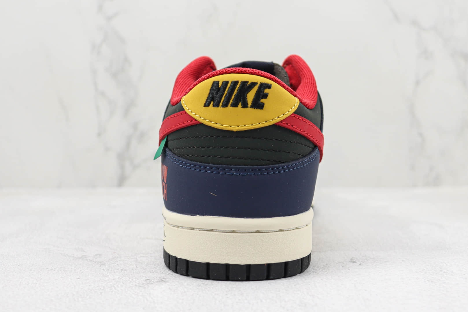 耐克NIKE SB Dunk Low大友克洋联名款纯原版本低帮SB DUNK蓝黄红勾英文印花雪地沙滩配色板鞋 莆田天花板DUNK系列 货号：KK6388-639