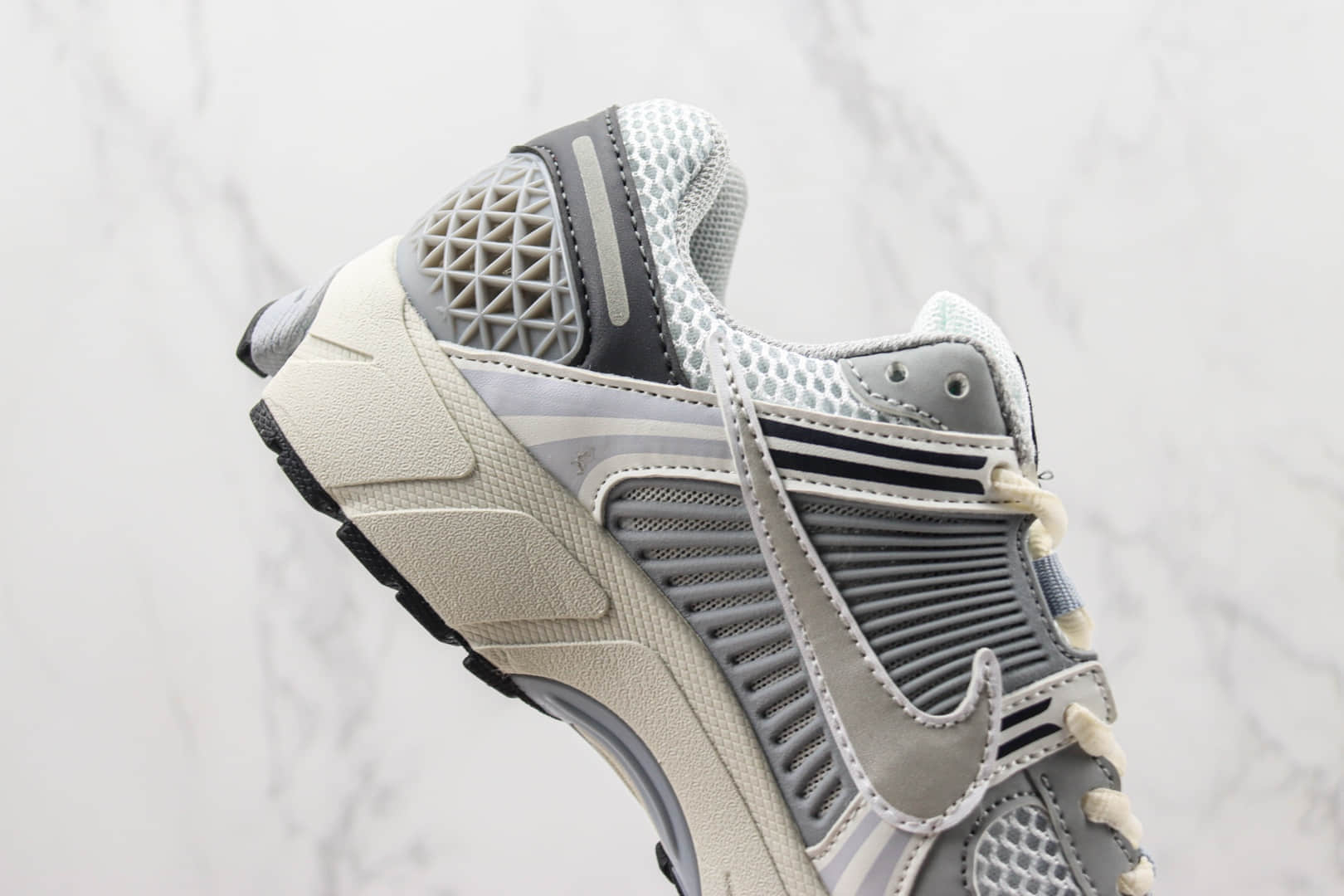 耐克Nike Zoom Vomero 5纯原版本佛莫罗5代灰白色复古慢跑鞋 莆田复刻耐克 货号:FD9919-001