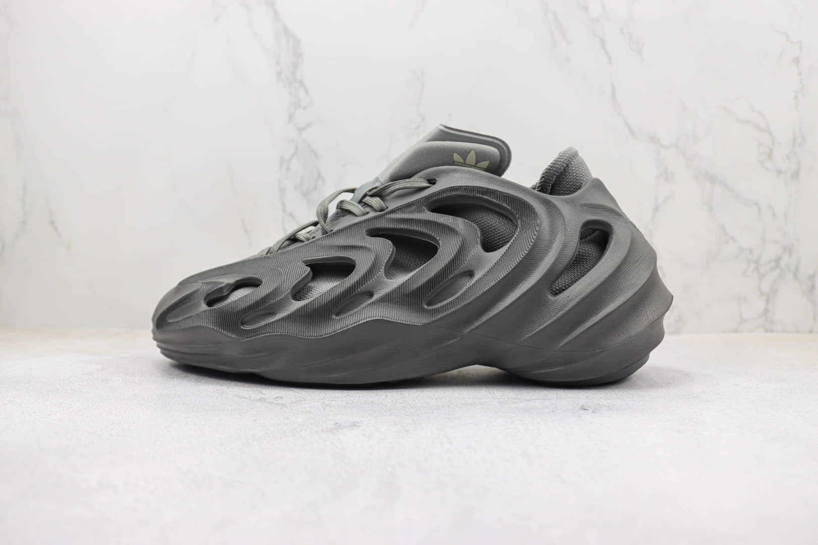 阿迪达斯adidas originals adiFOM Q纯原版本深灰色凉鞋洞洞鞋 莆田阿迪达斯货源 货号:IE7448