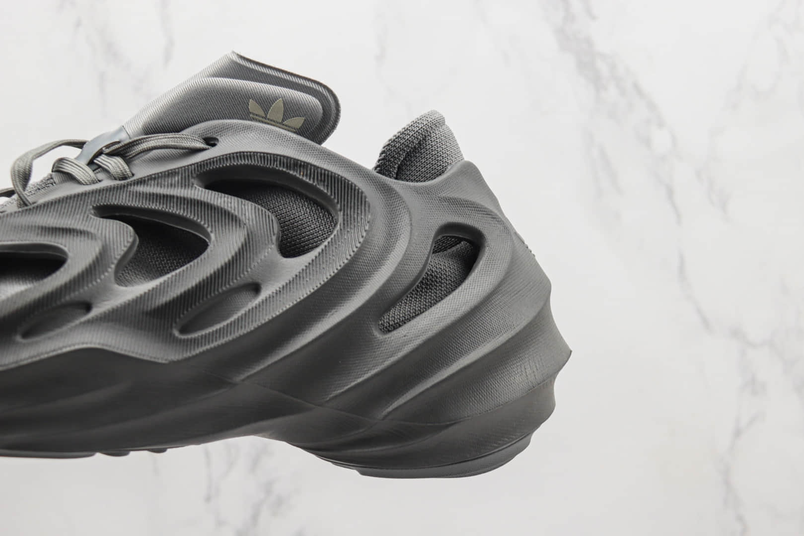 阿迪达斯adidas originals adiFOM Q纯原版本深灰色凉鞋洞洞鞋 莆田阿迪达斯货源 货号:IE7448