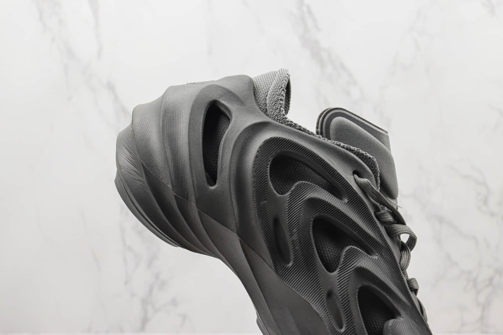 阿迪达斯adidas originals adiFOM Q纯原版本深灰色凉鞋洞洞鞋 莆田阿迪达斯货源 货号:IE7448