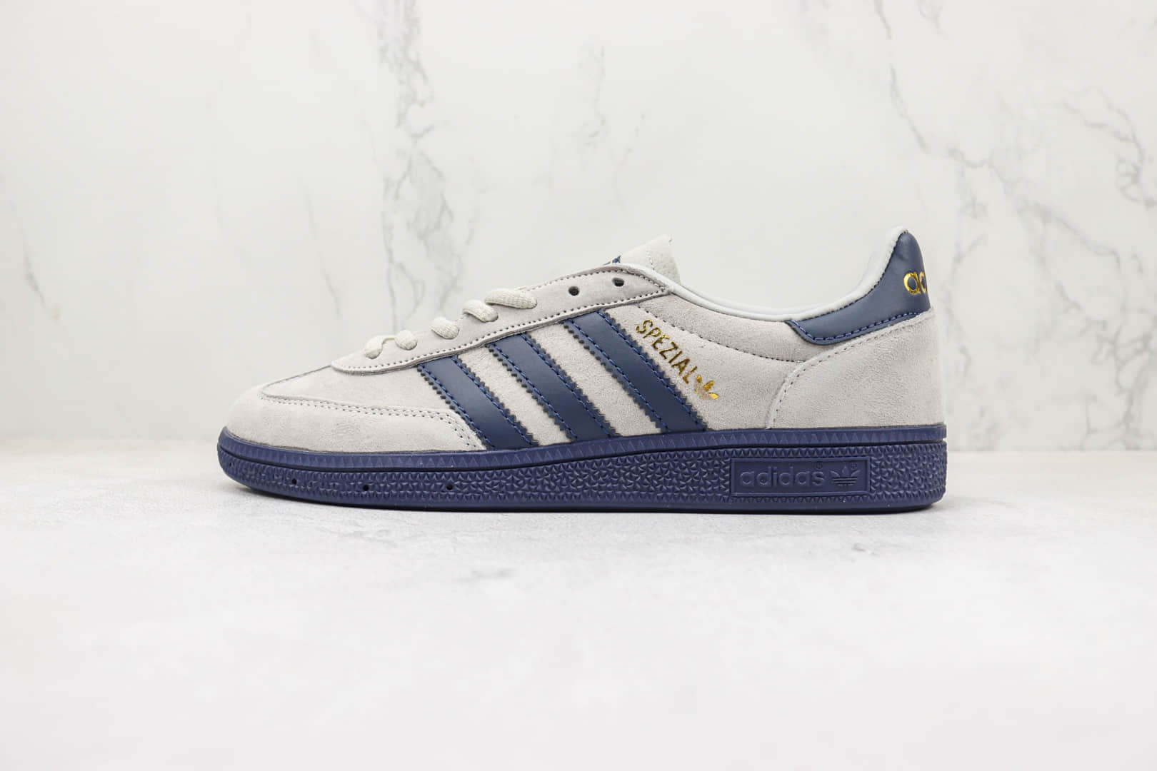 阿迪达斯adidas Handball Spezial纯原版本三叶草灰蓝色烫金复古麂皮板鞋 莆田阿迪达斯货源 货号：BD7637