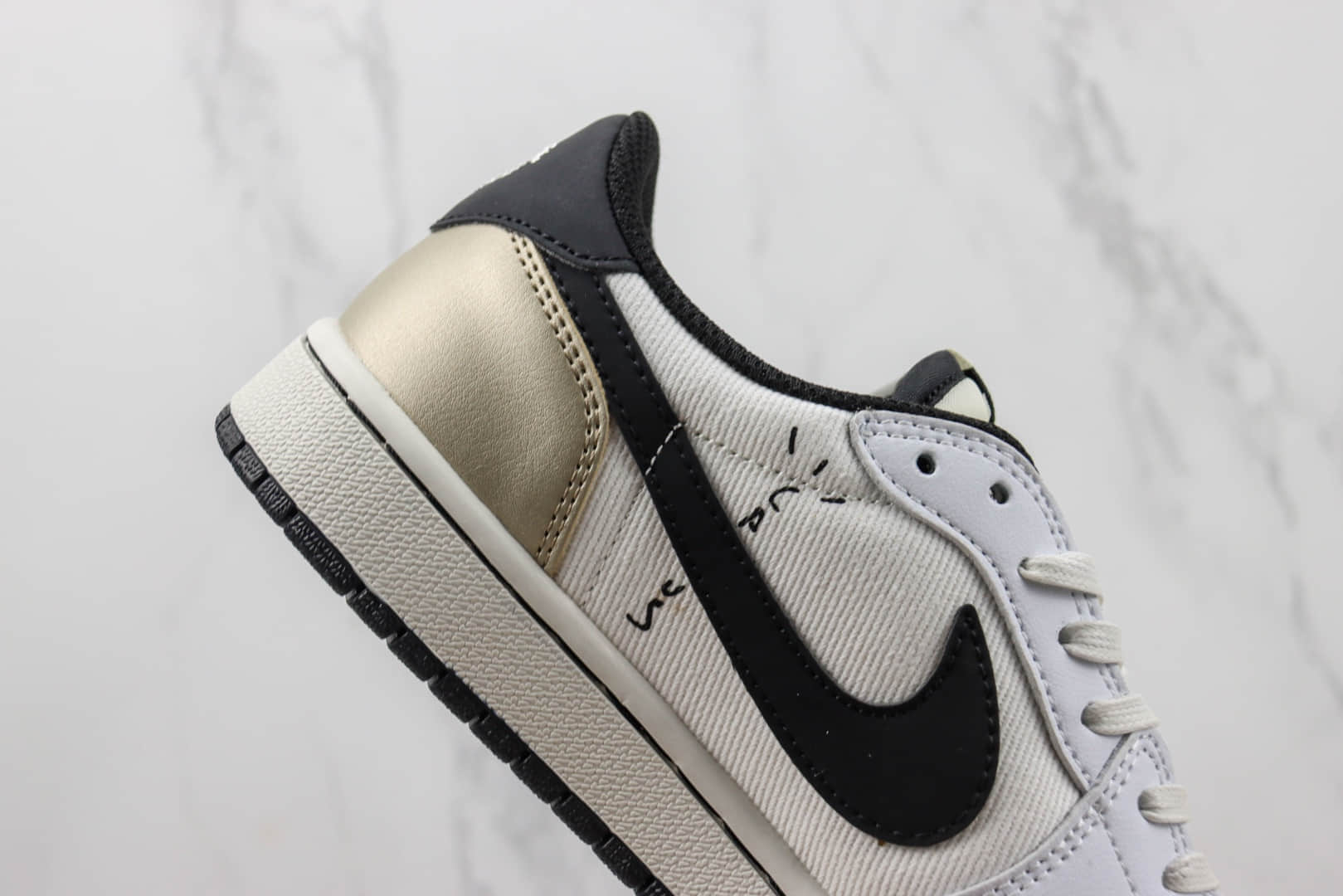 乔丹Travis Scott x Air Jordan 1纯原版本低帮AJ1联名TS倒钩米黄黑勾定制色篮球鞋 莆田复刻鞋货源 货号：DM7866-814