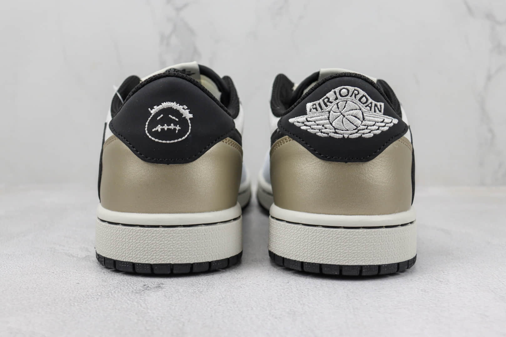 乔丹Travis Scott x Air Jordan 1纯原版本低帮AJ1联名TS倒钩米黄黑勾定制色篮球鞋 莆田复刻鞋货源 货号：DM7866-814