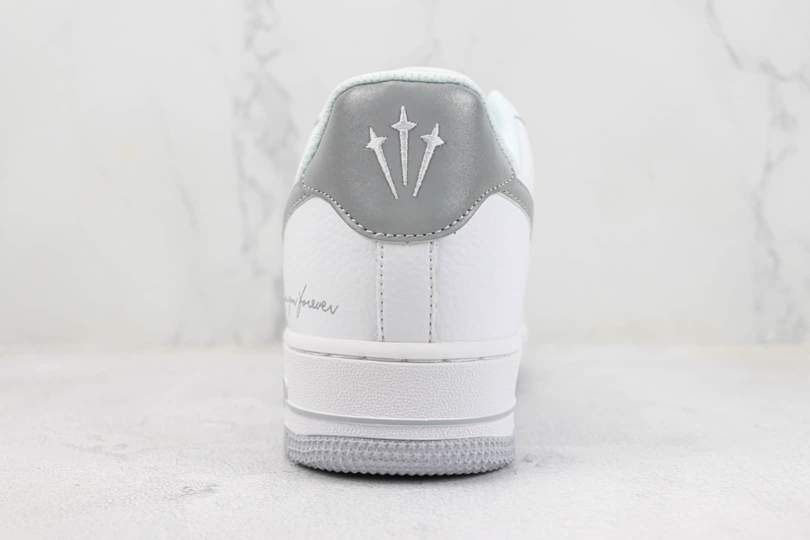 耐克Nike Air Force 1 Low纯原版本空军一号低帮AF1白灰色英文印花3M反光板鞋 莆田耐克工厂 货号：LO1718-051