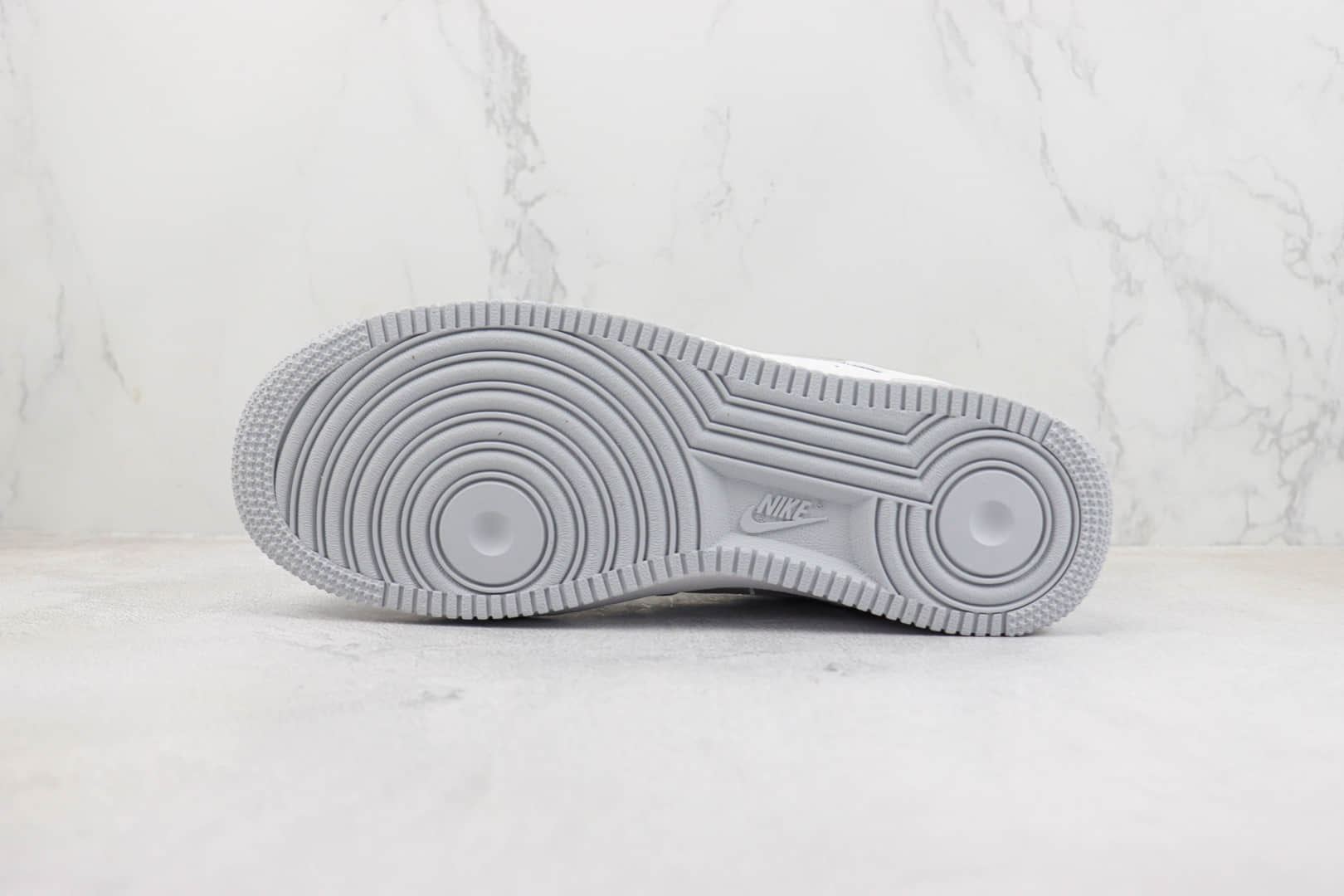 耐克Nike Air Force 1 Low纯原版本空军一号低帮AF1白灰色英文印花3M反光板鞋 莆田耐克工厂 货号：LO1718-051