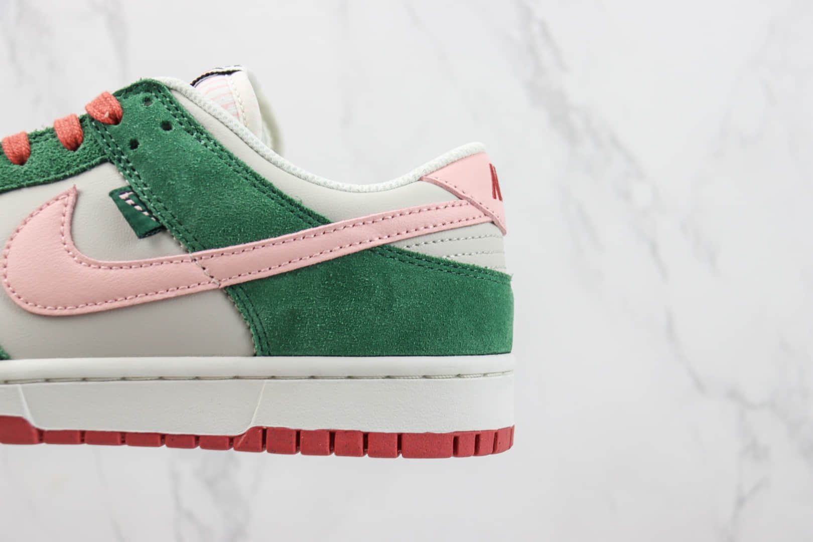 耐克Nike SB Dunk Low纯原版本低帮SB Dunk粉绿鸳鸯板鞋 莆田耐克货源 货号：FN8923-061