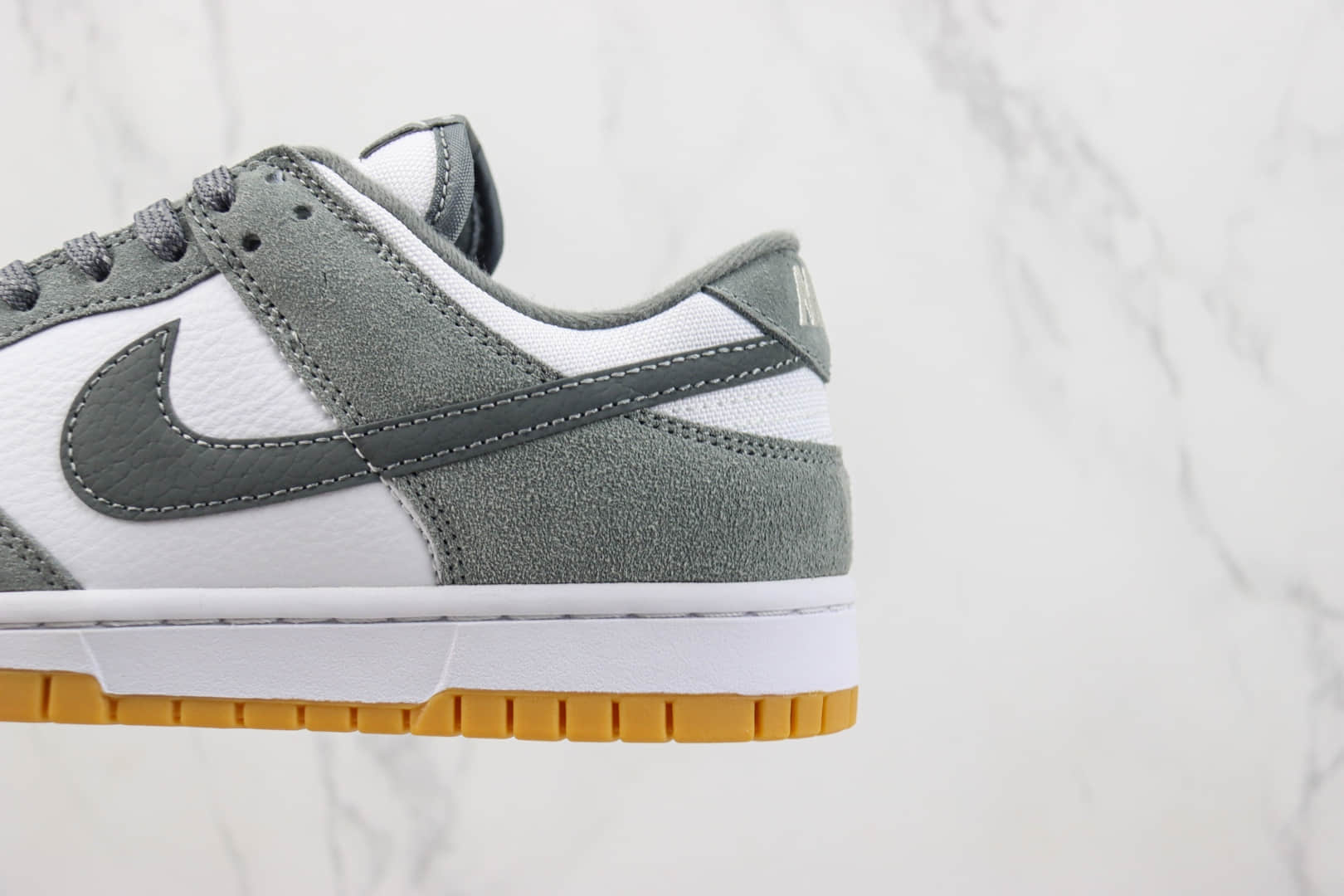 耐克Nike SB Dunk Low纯原版本低帮SB Dunk白灰麂皮板鞋 莆田耐克货源 货号:FV0389-100