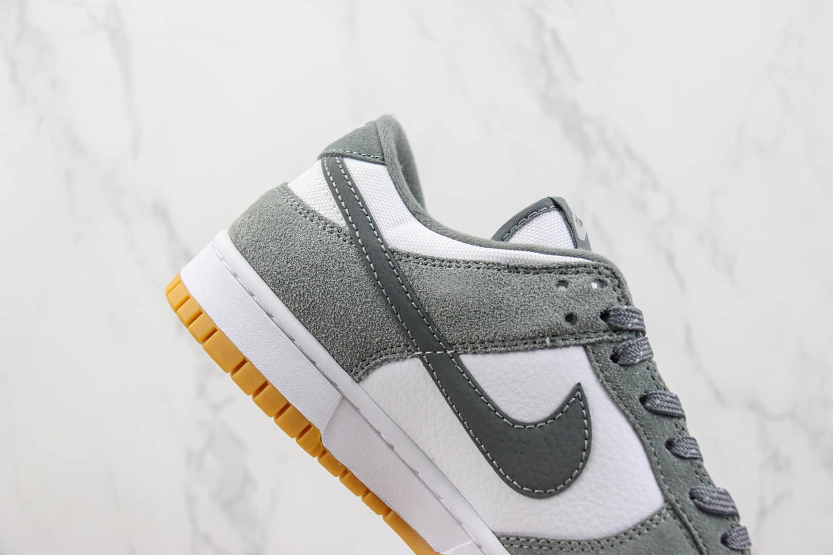 耐克Nike SB Dunk Low纯原版本低帮SB Dunk白灰麂皮板鞋 莆田耐克货源 货号:FV0389-100