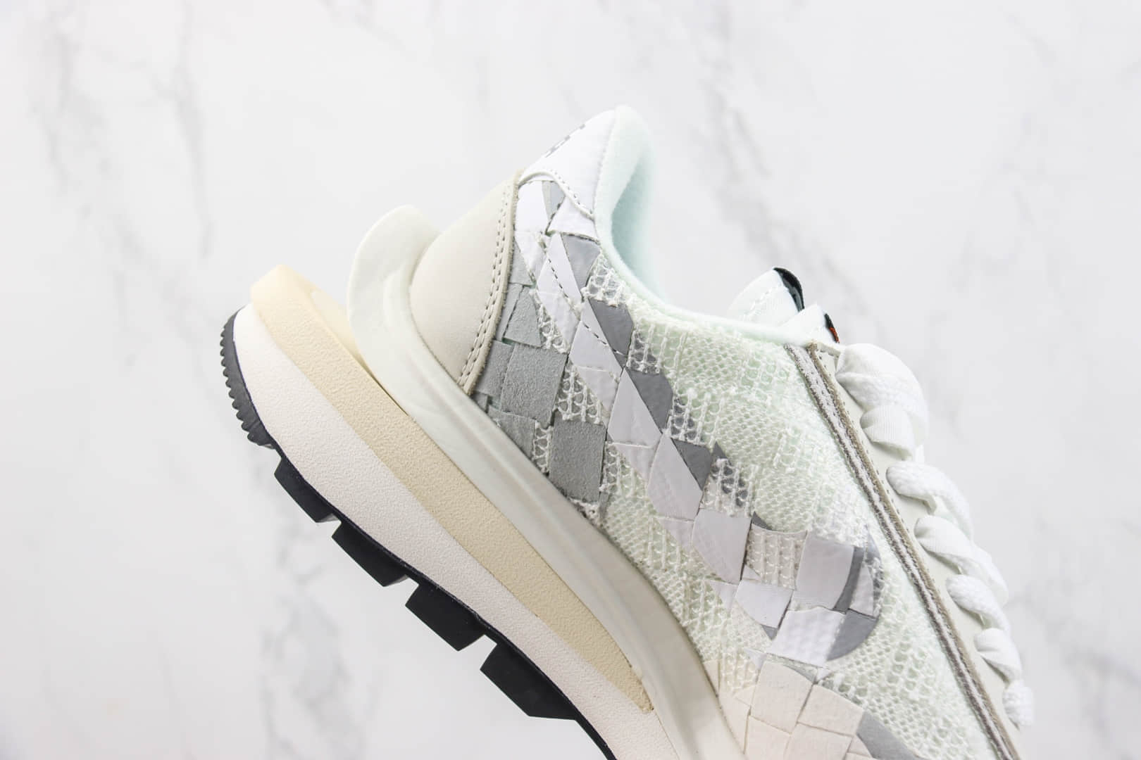 耐克Sacai x Nike Waffe Woven“White”纯原版本Sacai联名白灰棋盘格编织解构华夫鞋 莆田耐克货源 货号：DR5209-100