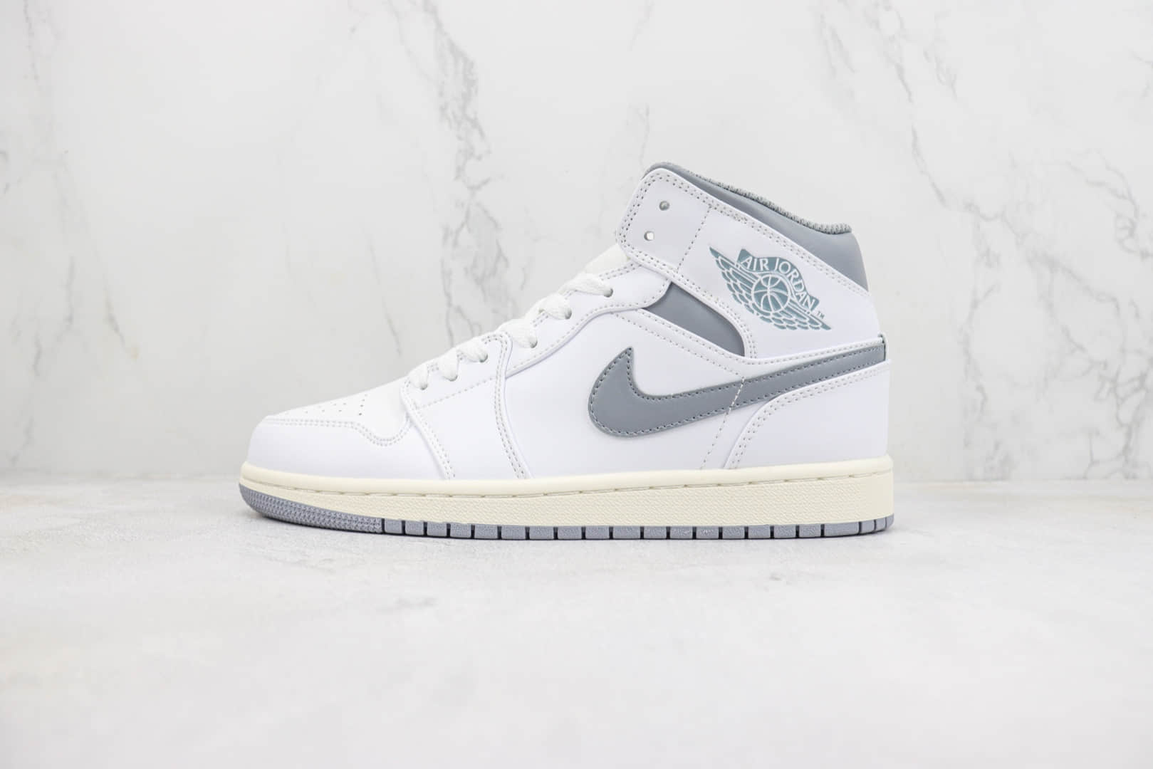 乔丹Air Jordan 1 Mid纯原版本中帮AJ1白灰色篮球鞋 莆田AJ货源 货号:554724-135
